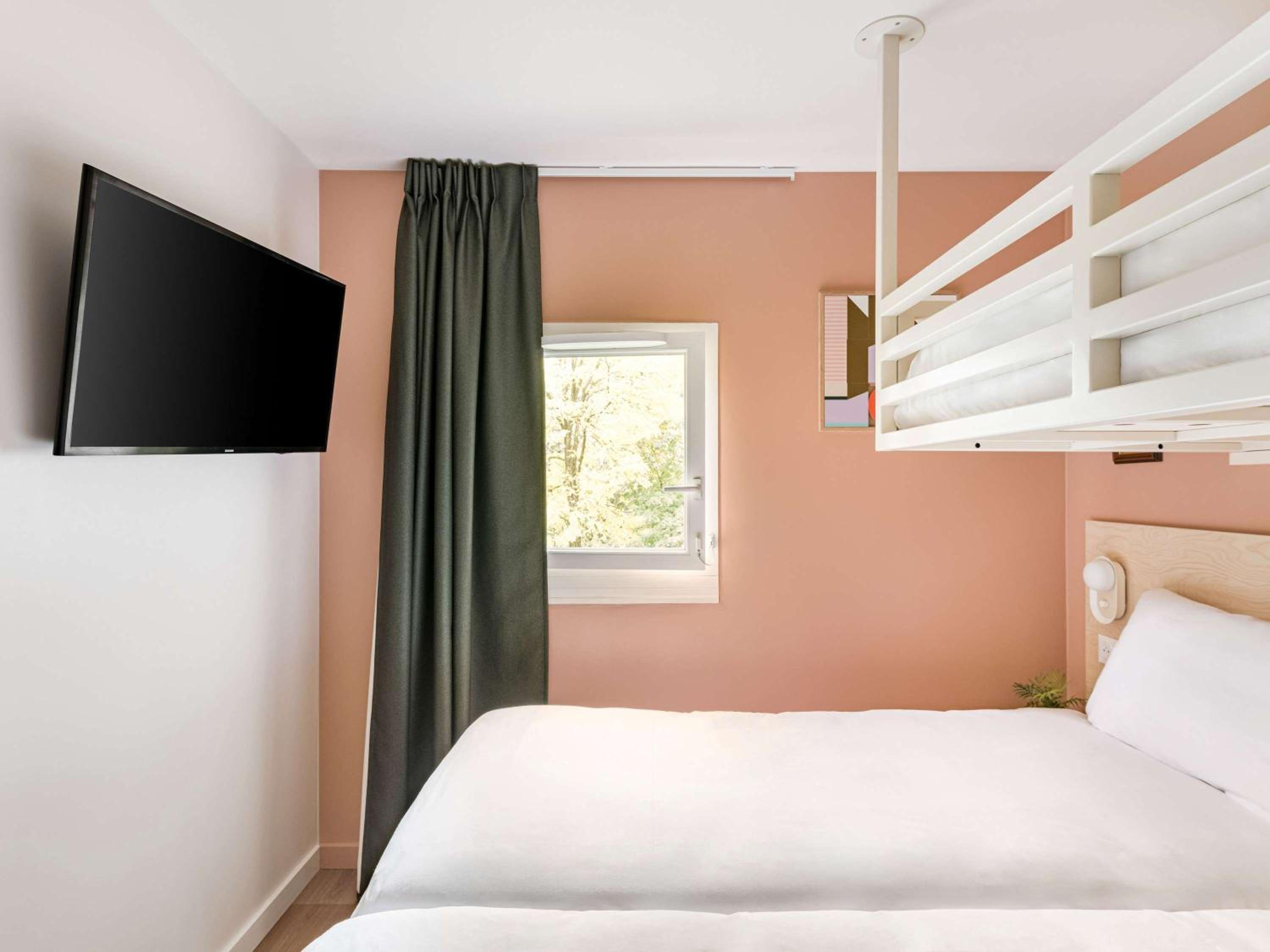 Pop Triple Room with Two Single and One Bunk Bed photo 2