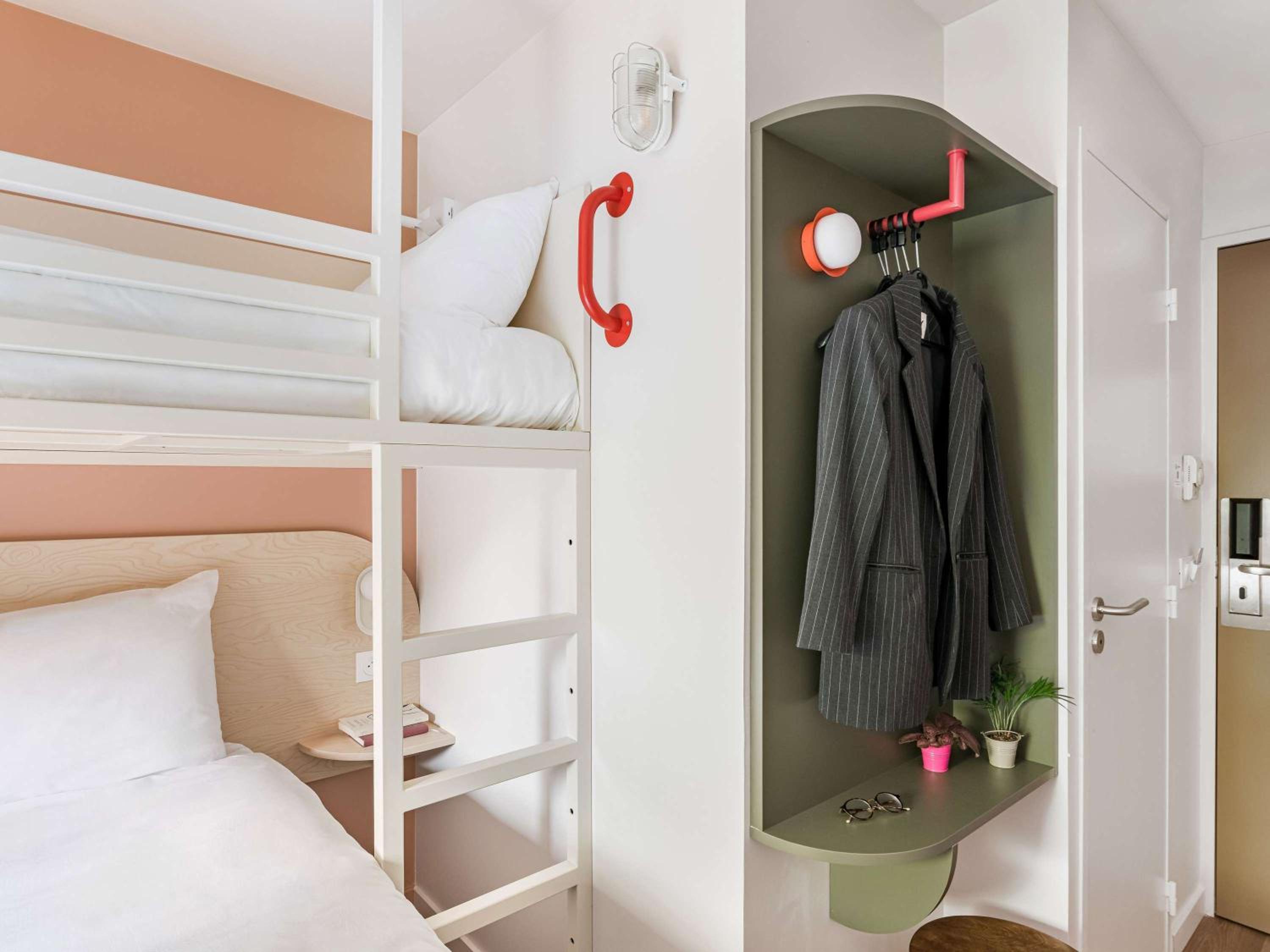 Pop Triple Room with Two Single and One Bunk Bed photo 3