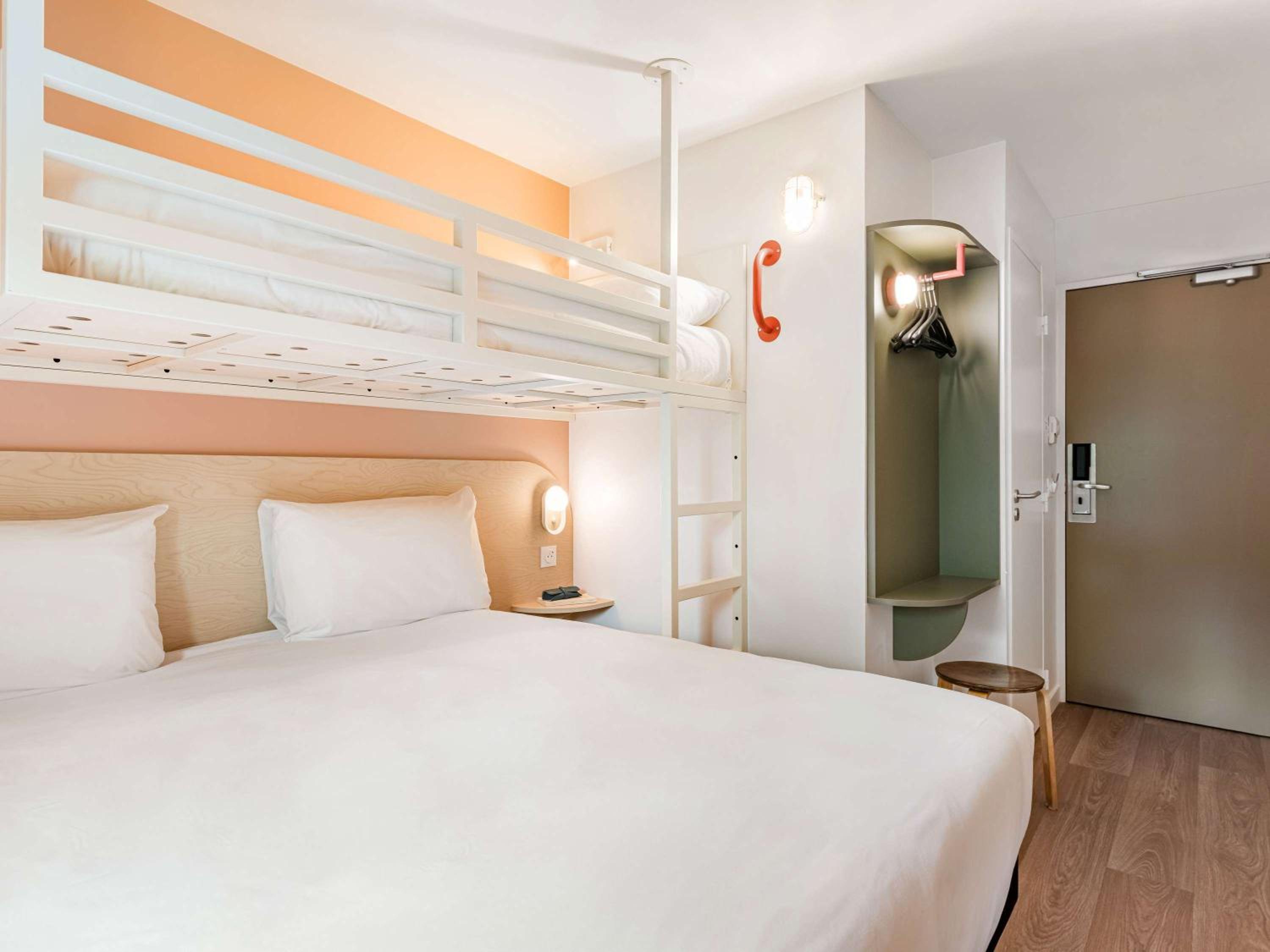 Pop Triple Room with One Double and One Bunk Bed photo 2