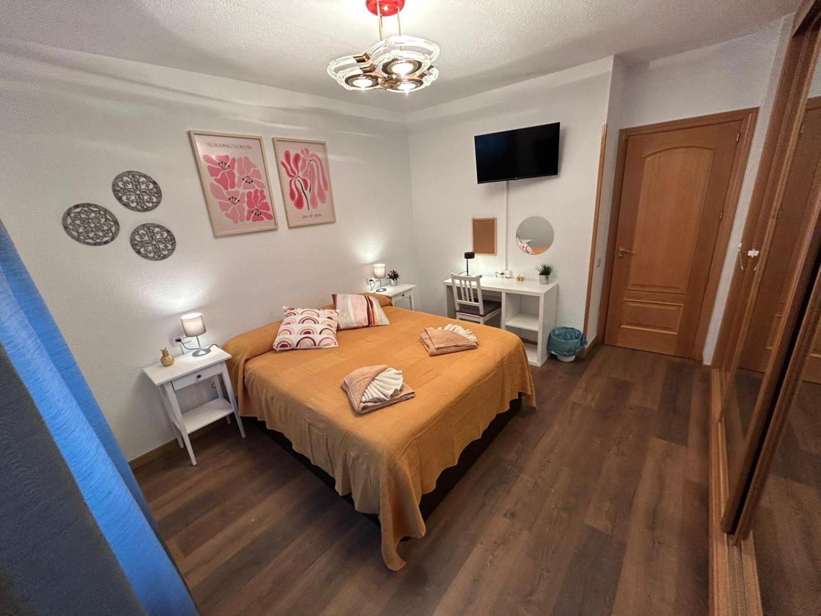 Double Room with Shared Bathroom photo 2