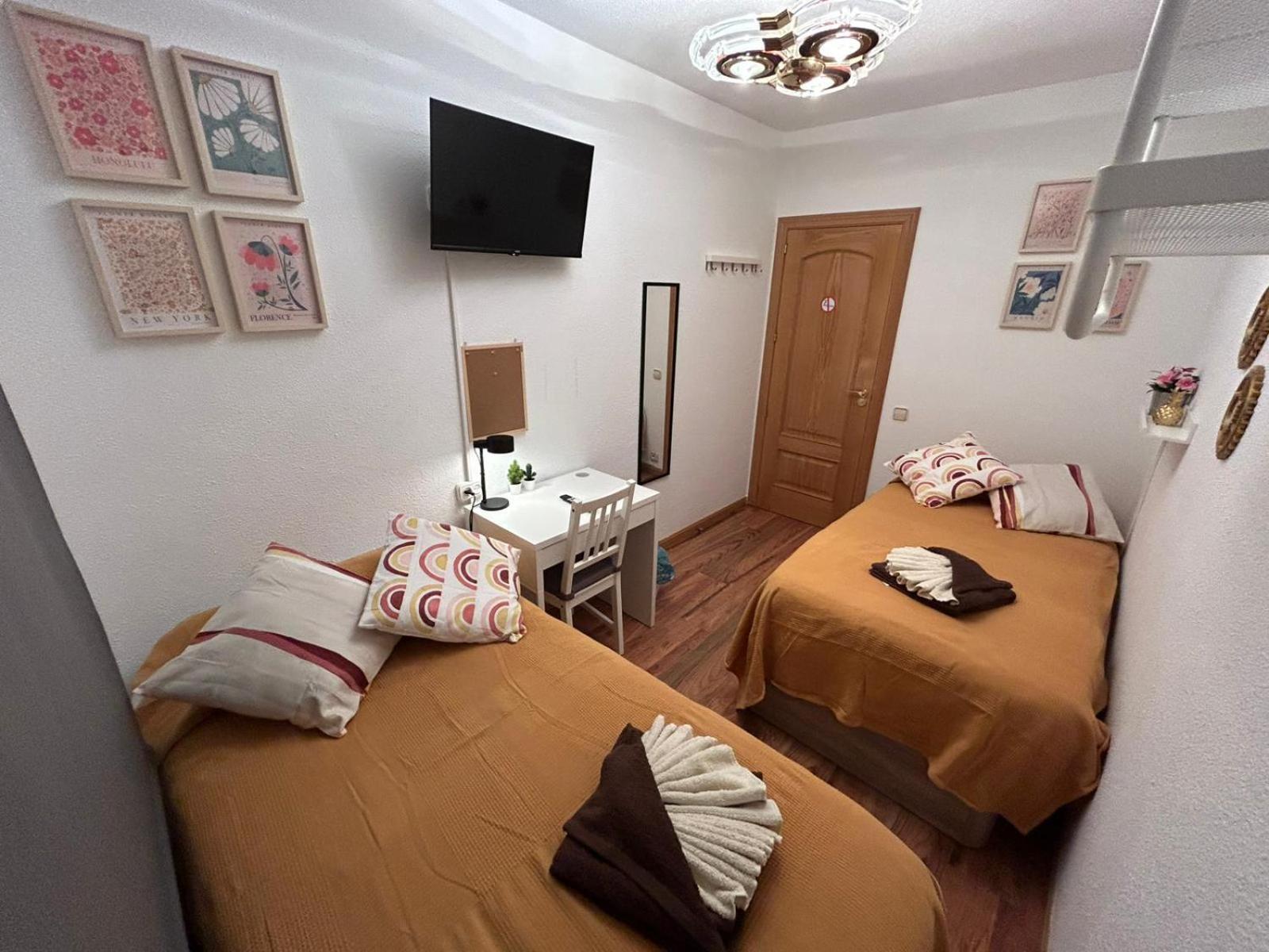 Twin Room with Shared Bathroom photo 2