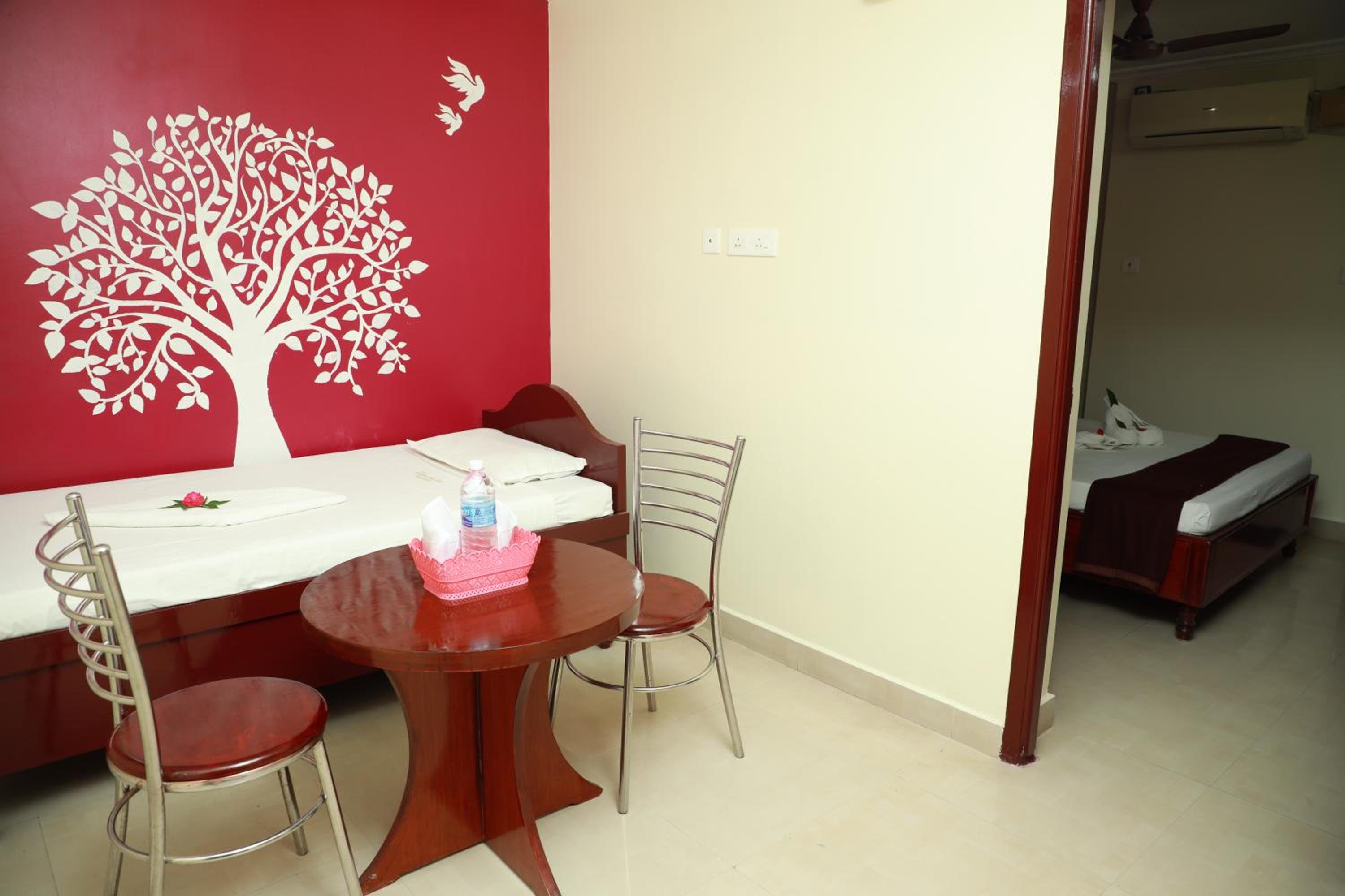 Suite - Photo 1