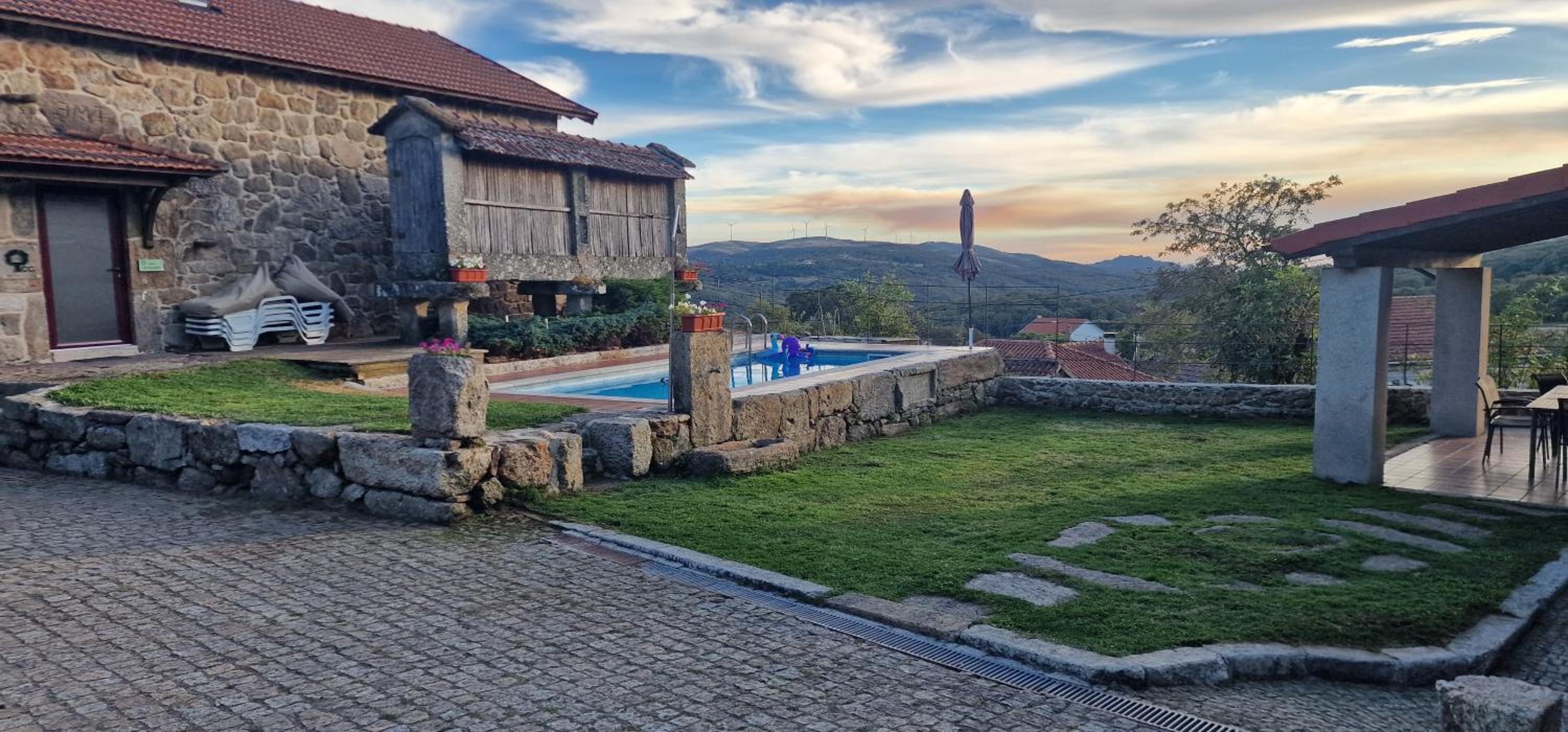 Five-Bedroom Villa with Pool photo 2