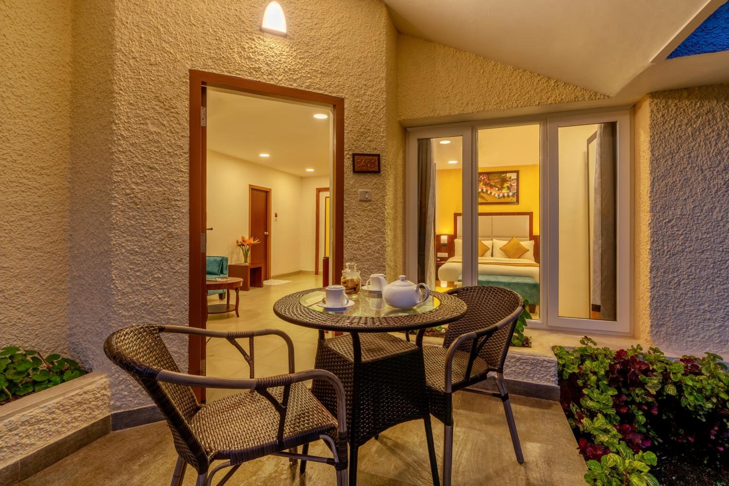 2 Bed room Family Suite with valley view - Photo 3
