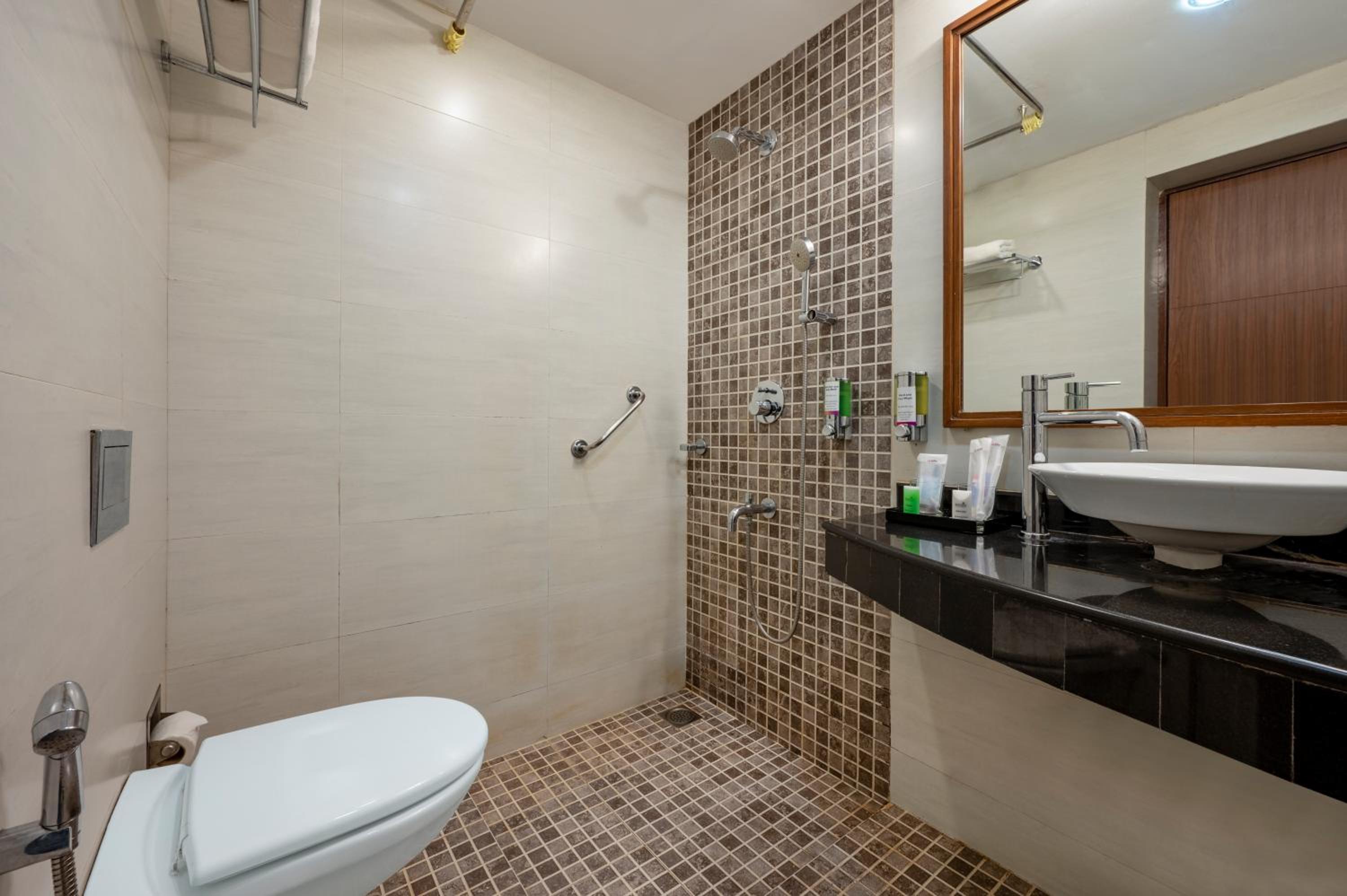 2 Bed room Family Suite with valley view - Photo 5