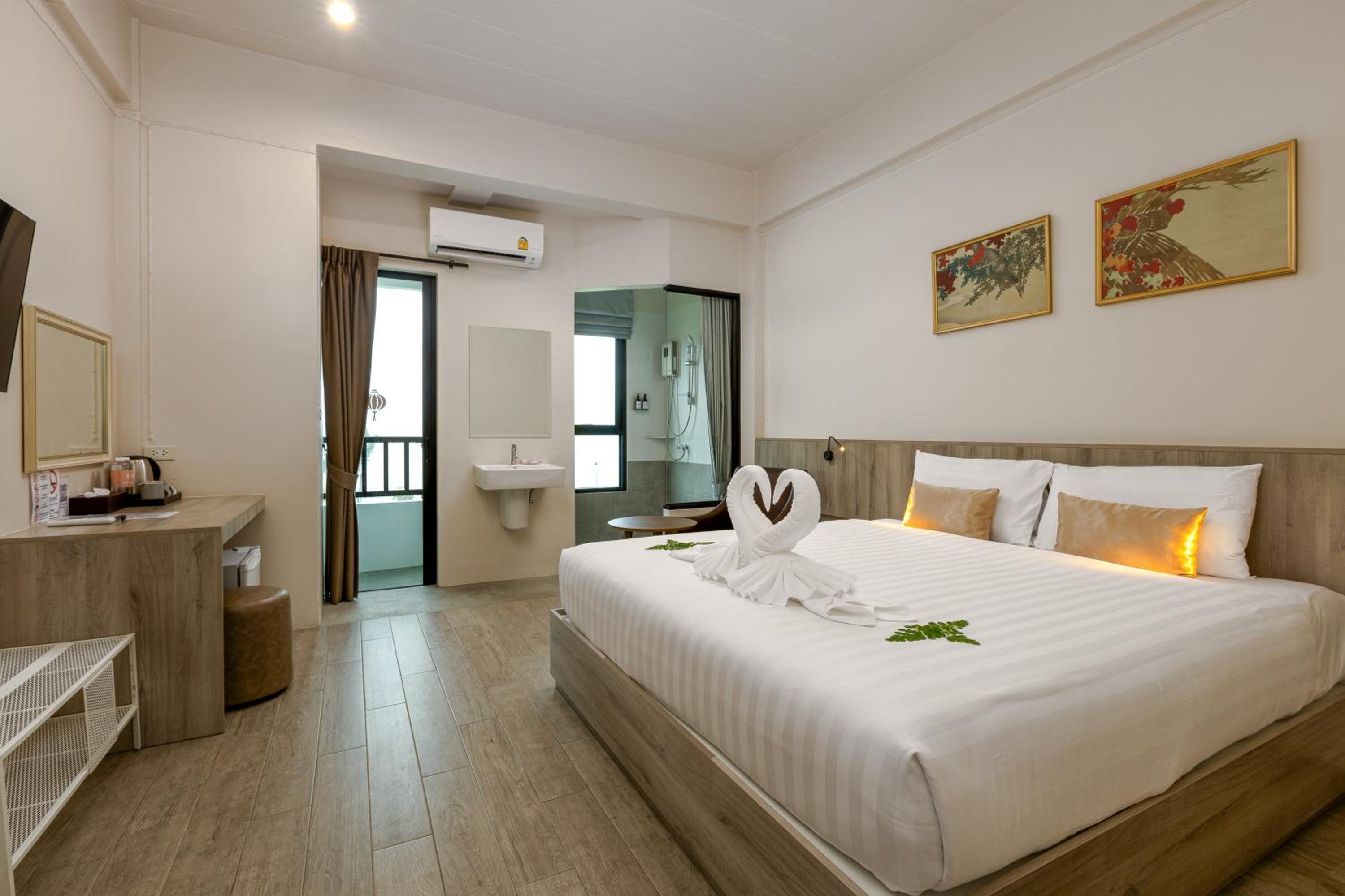 Deluxe King Room photo 2