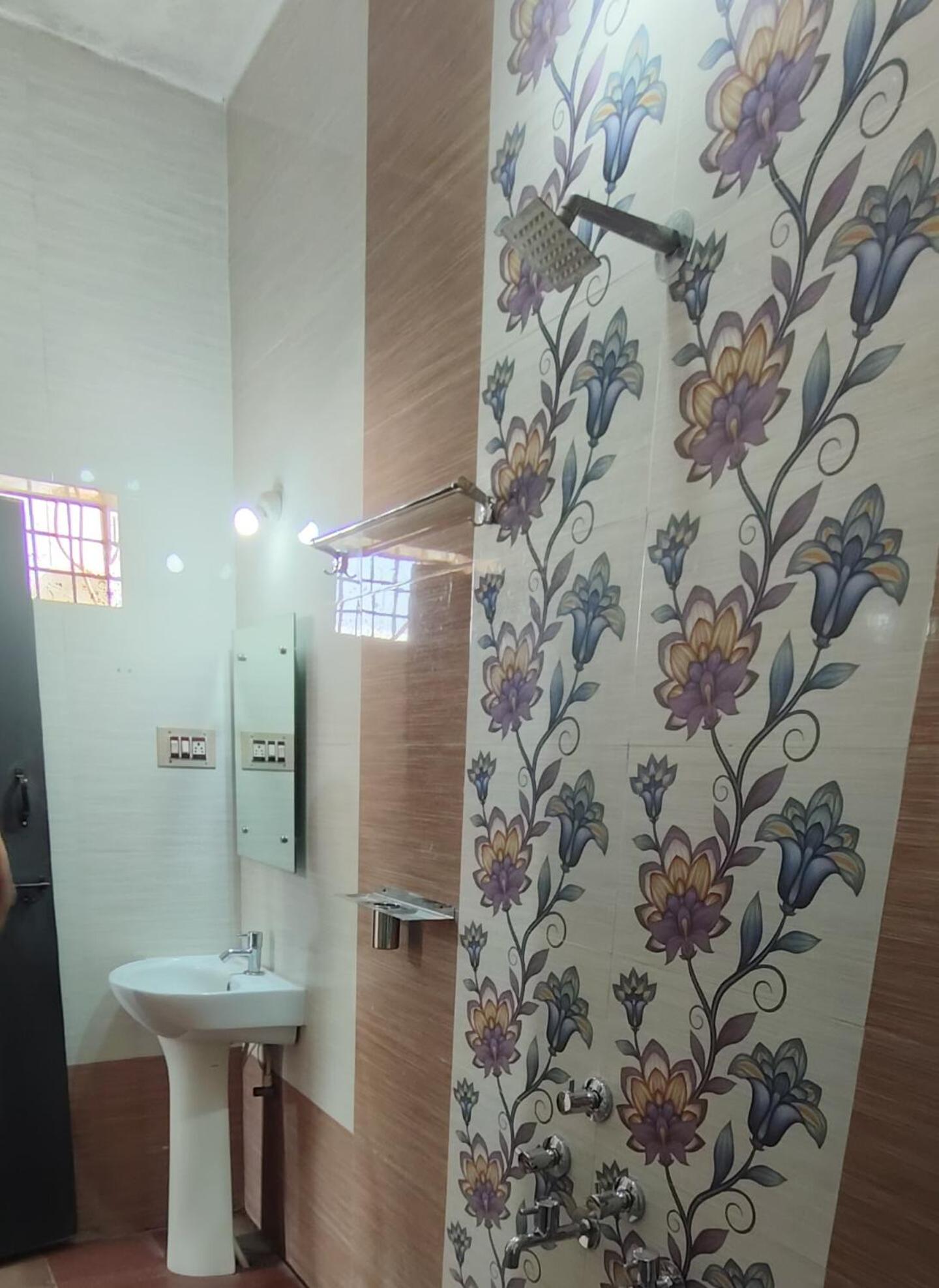Deluxe Double Room with Balcony - Photo 3