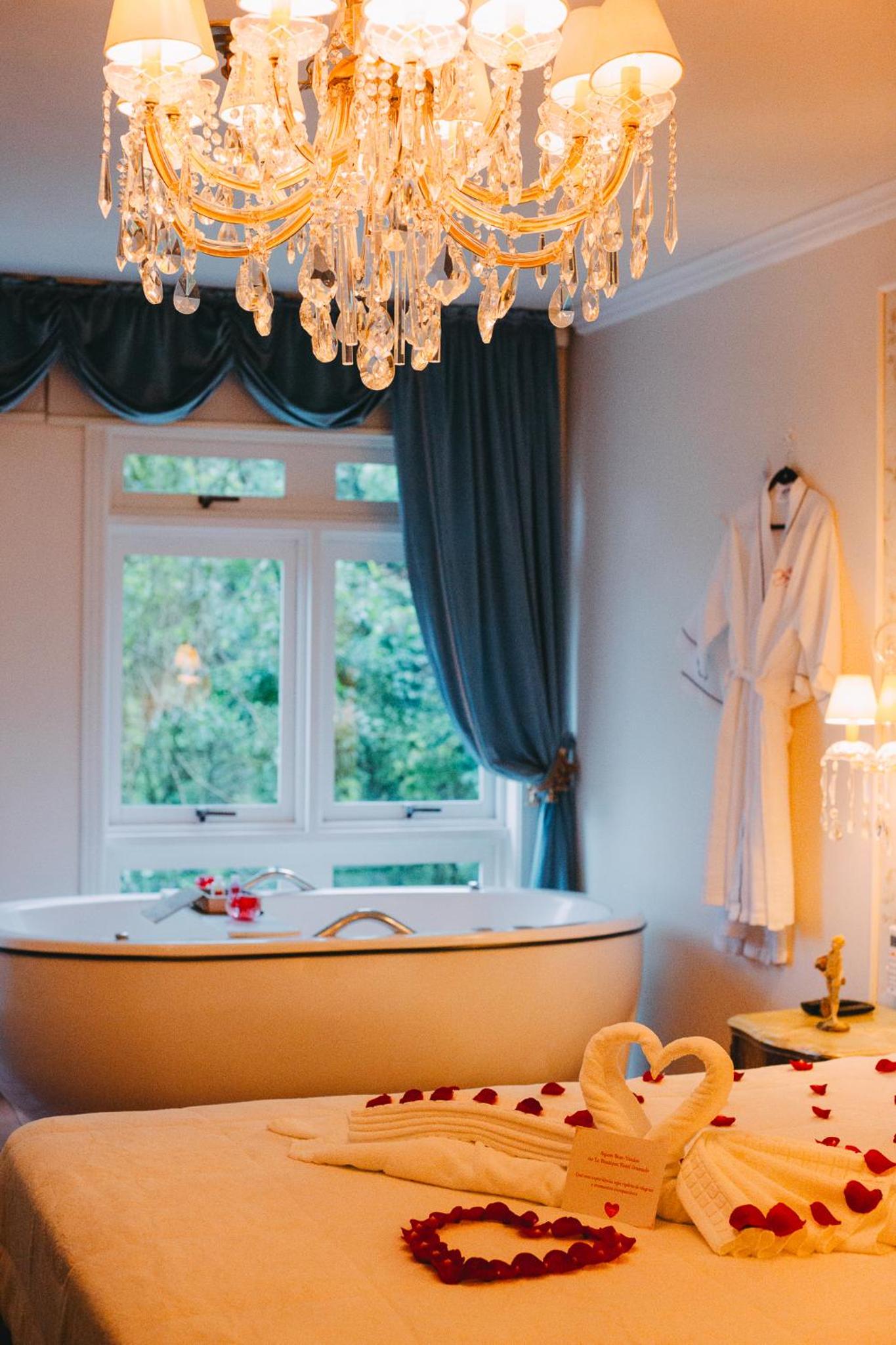 Deluxe Suite with Spa Bath photo 2