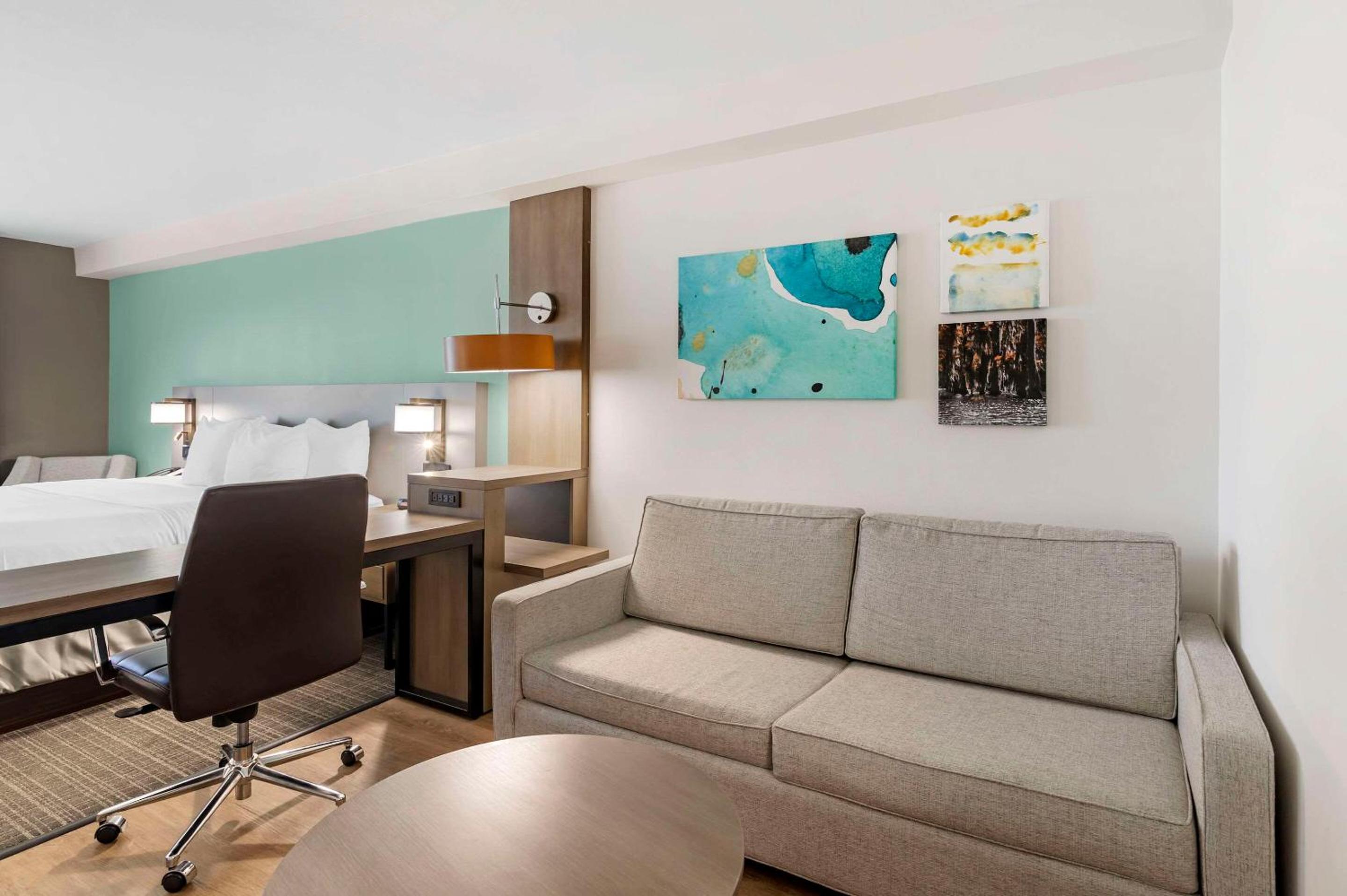 King Suite - Non-Smoking - Photo 2