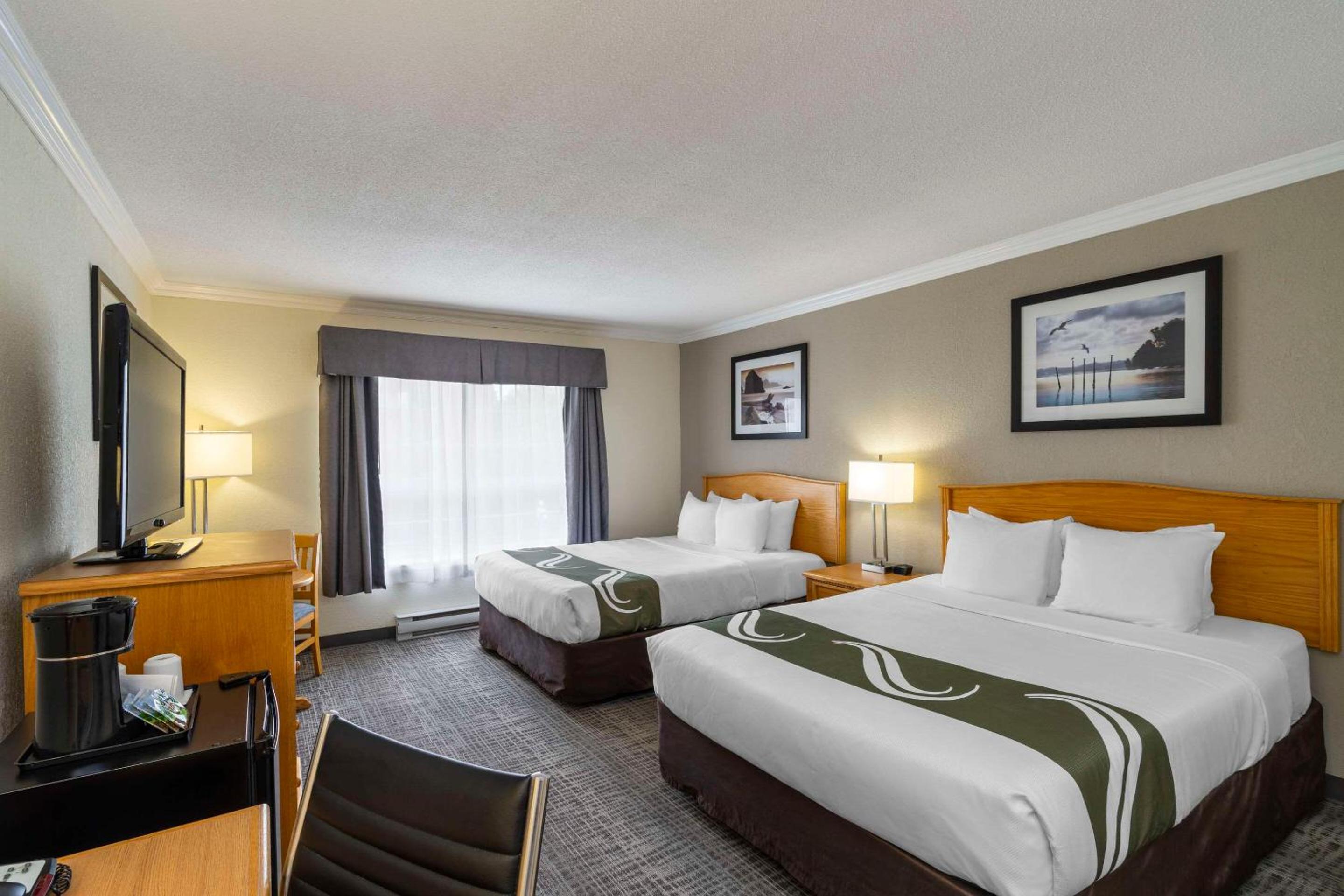 Queen Room with Two Queen Beds - Non-Smoking - Photo 2