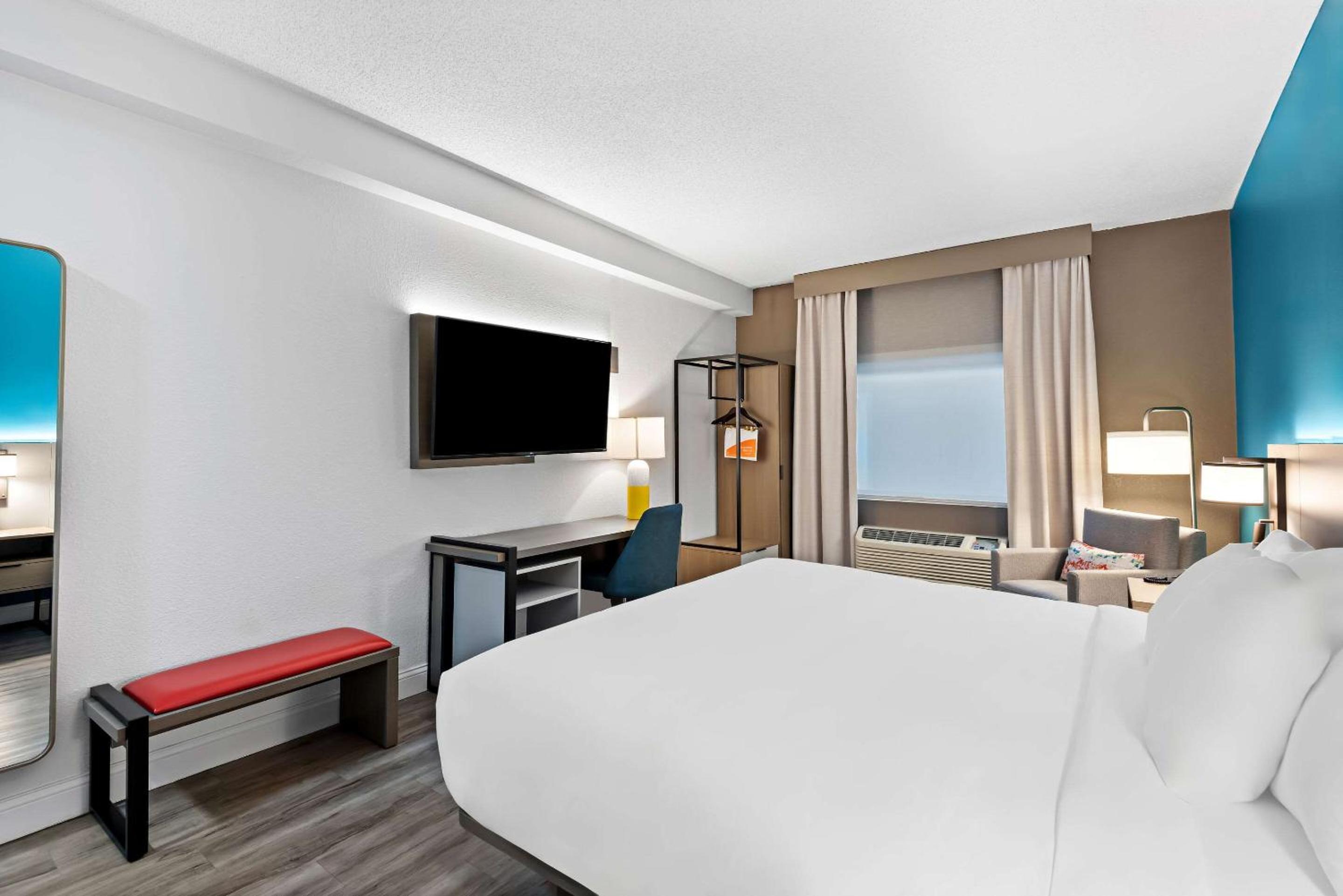 King Room - Non-Smoking - Photo 5