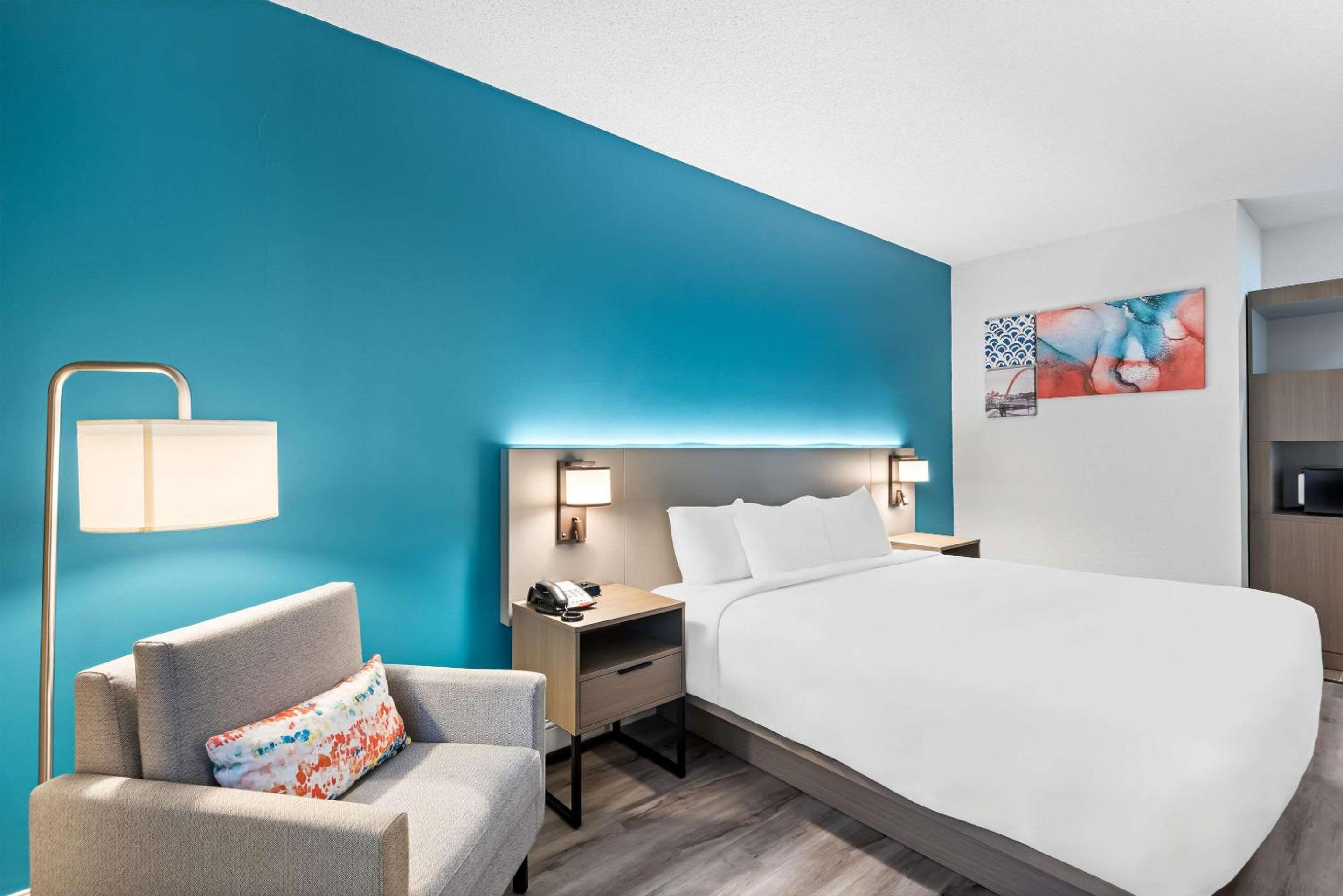 King Room - Non-Smoking - Photo 2