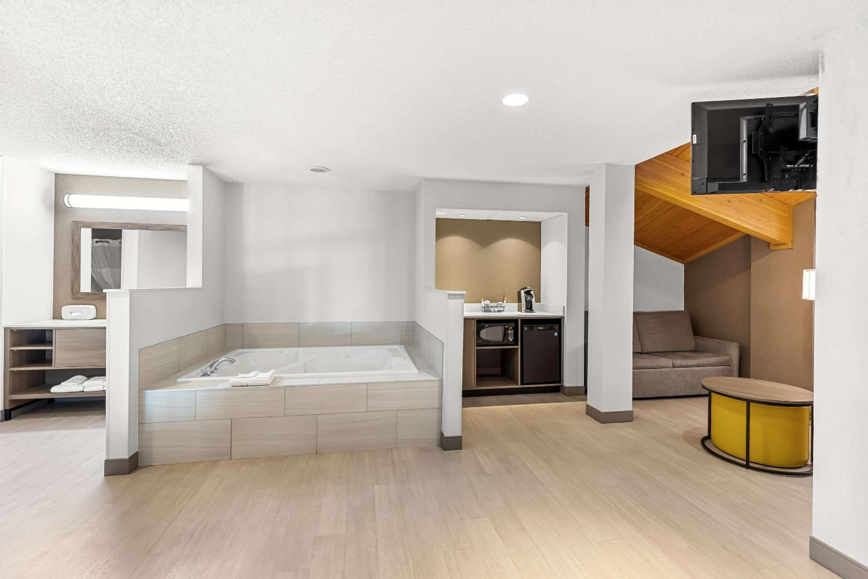 King Room - Non-Smoking - Photo 2