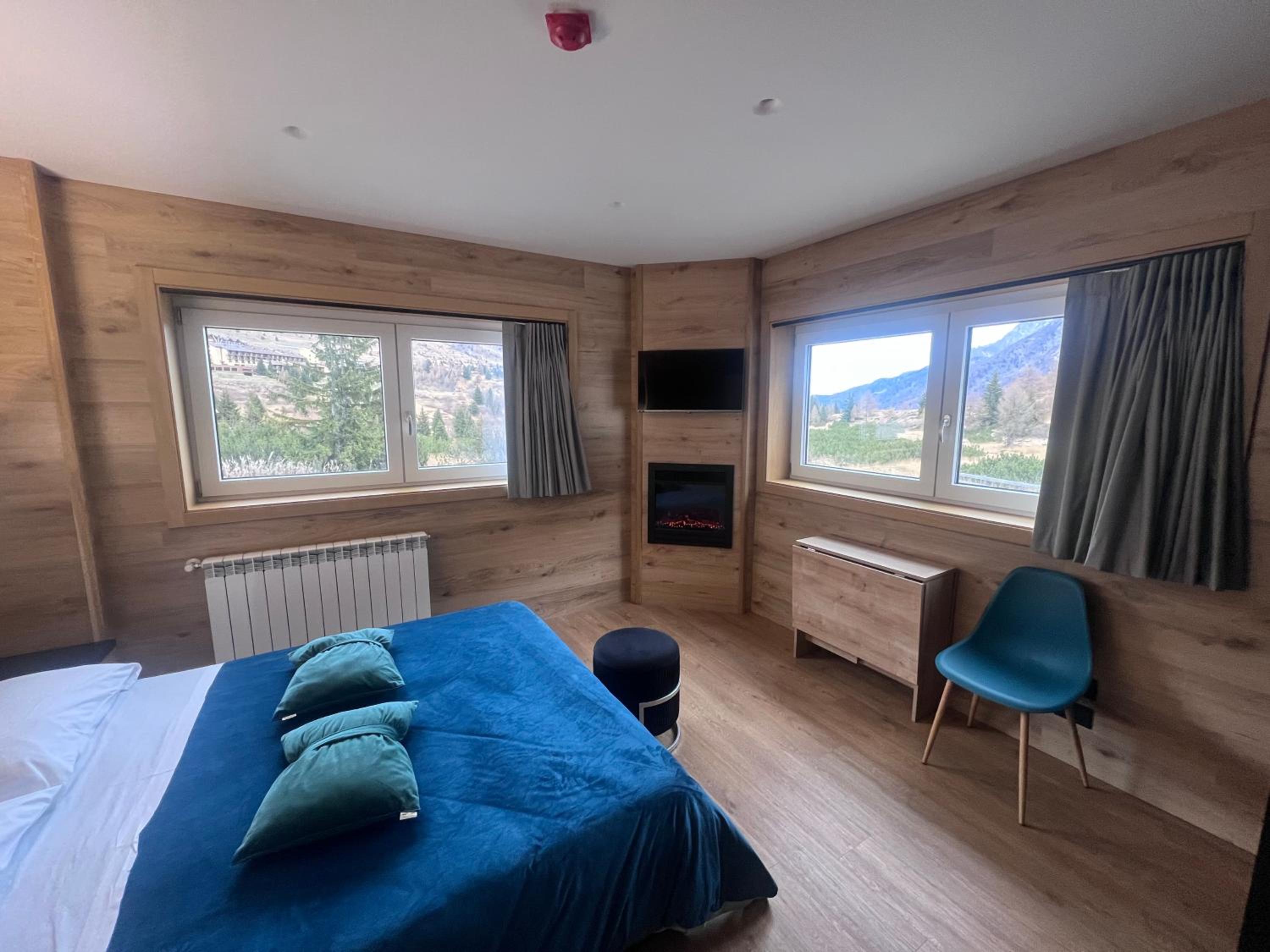Two-Bedroom Apartment with Mountain View photo 1