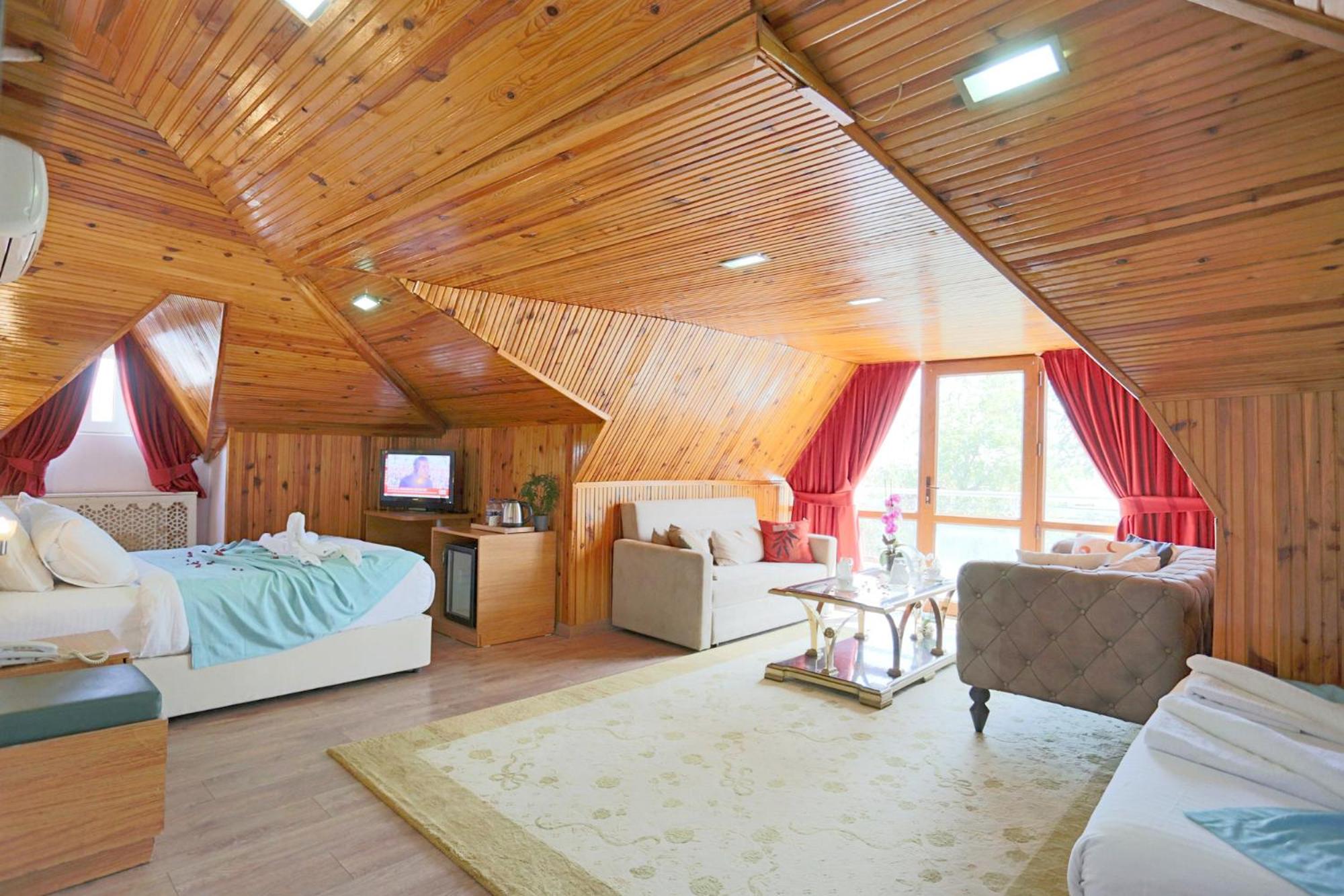 Superior Family Room photo 1