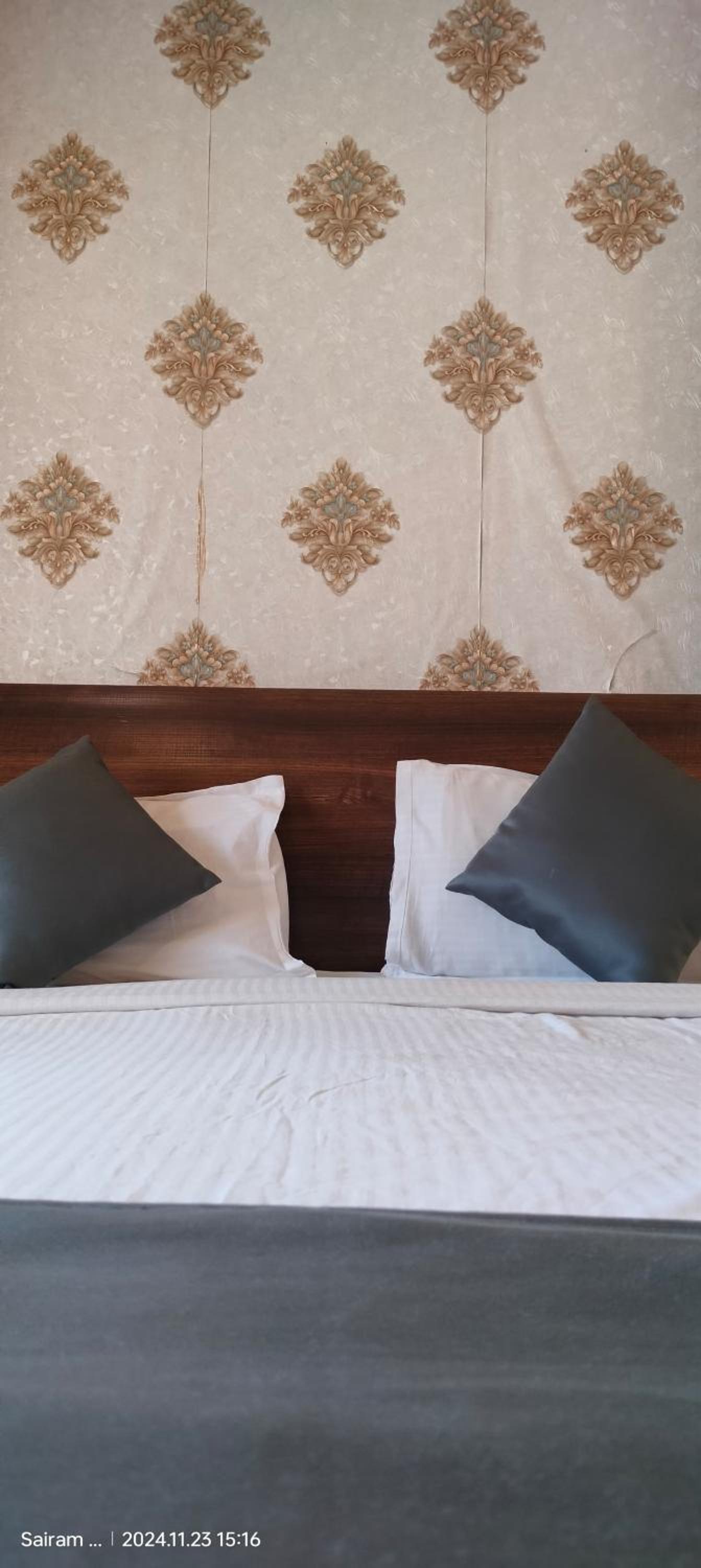 Deluxe Room - Photo 10