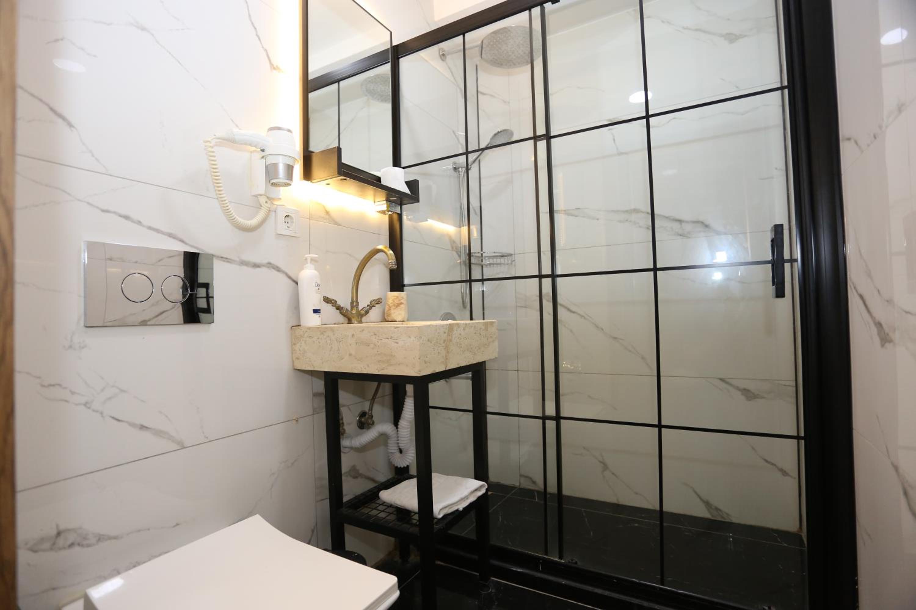 Deluxe Double Room with Balcony photo 3