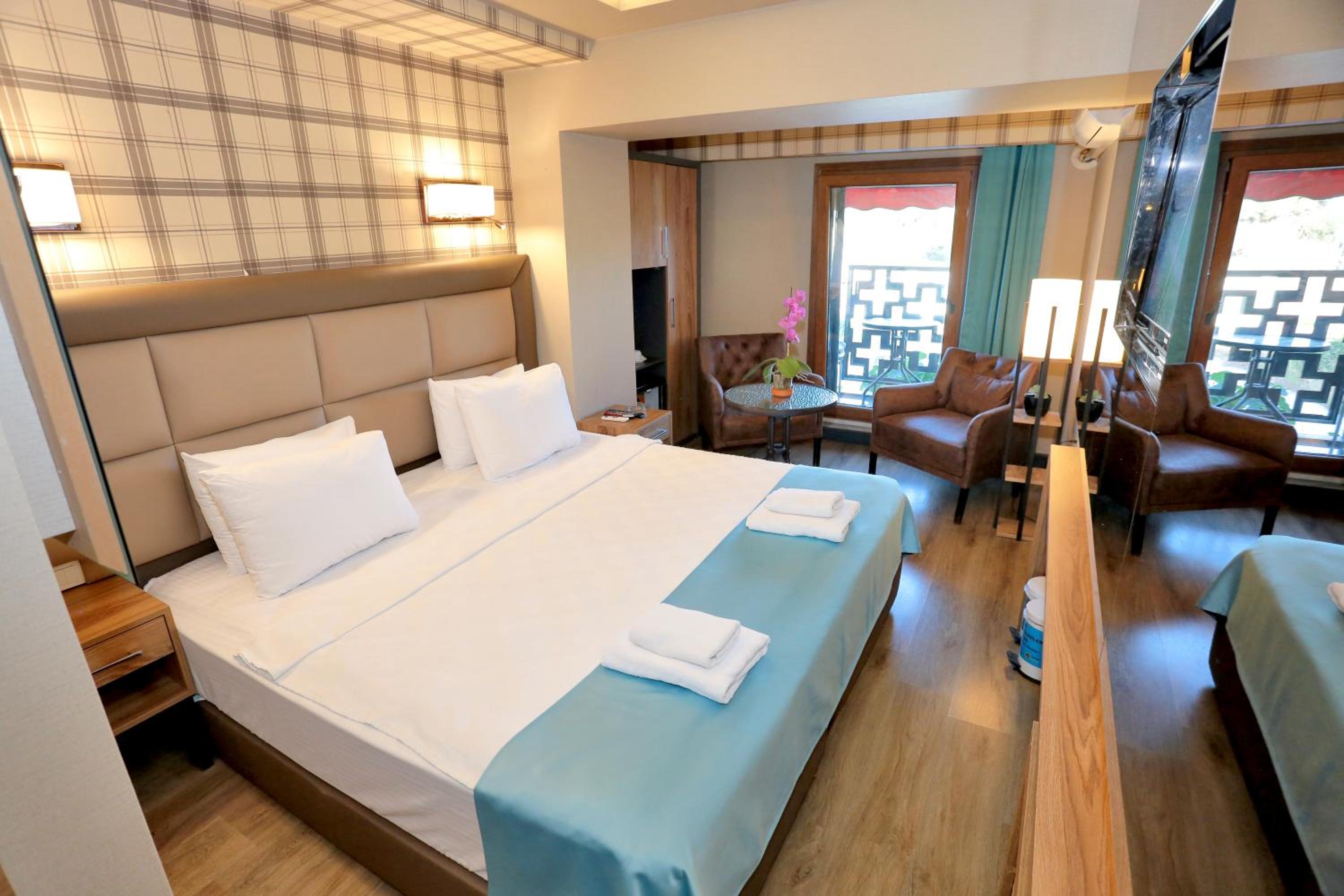 Deluxe Double Room with Balcony photo 2