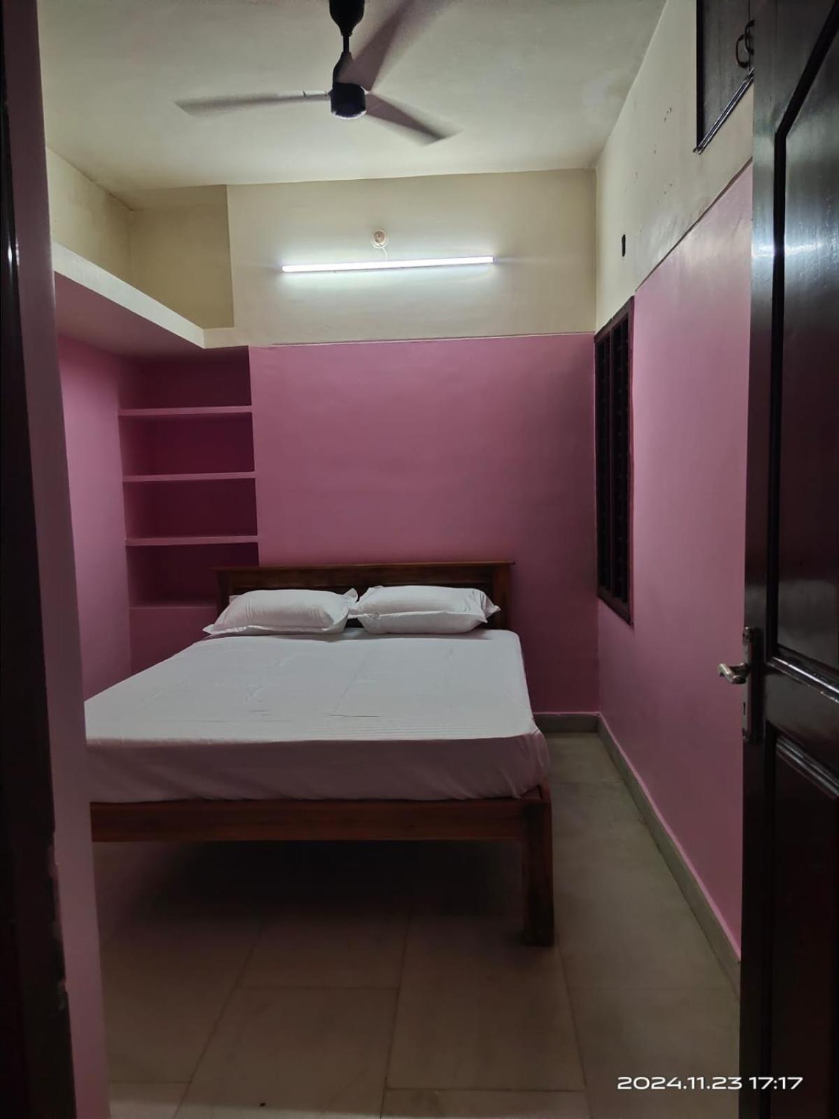 One-Bedroom House photo 1