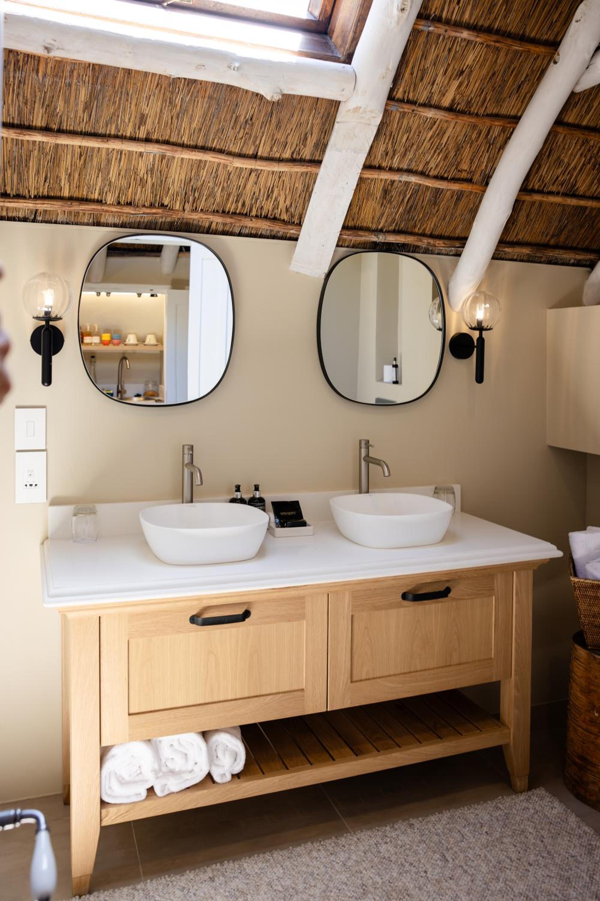 Deluxe Double Room with Balcony - Photo 8