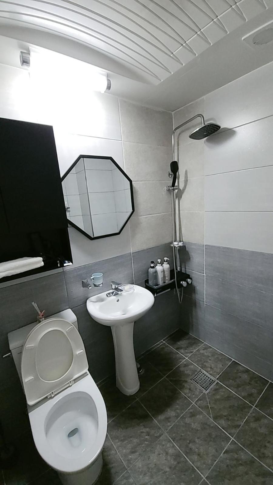 Twin Room with Private Bathroom - Photo 14