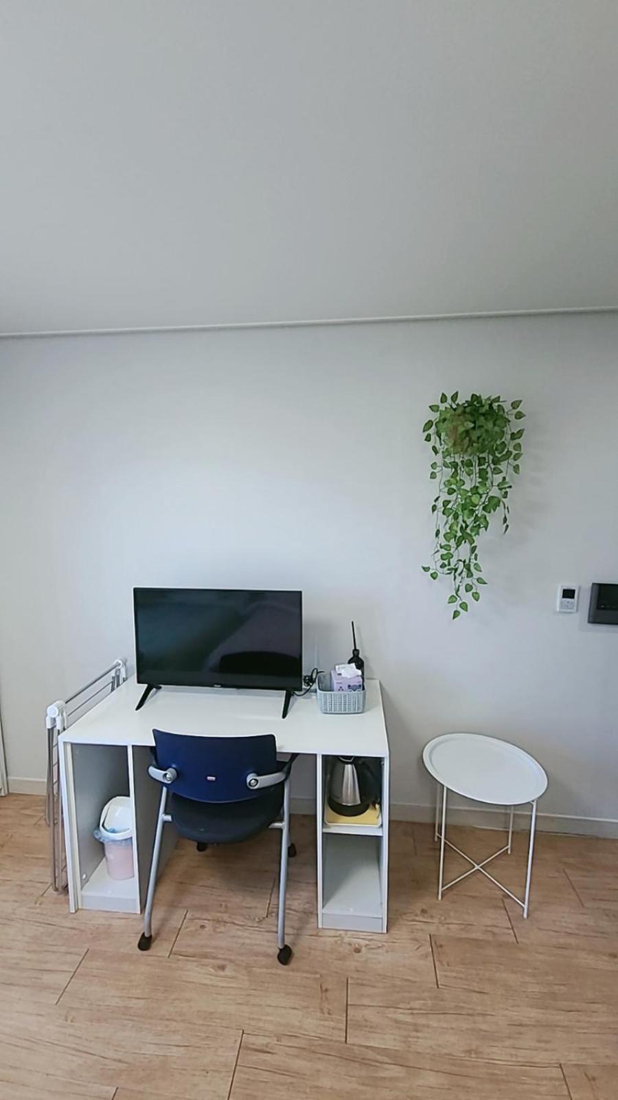 Twin Room with Private Bathroom - Photo 12