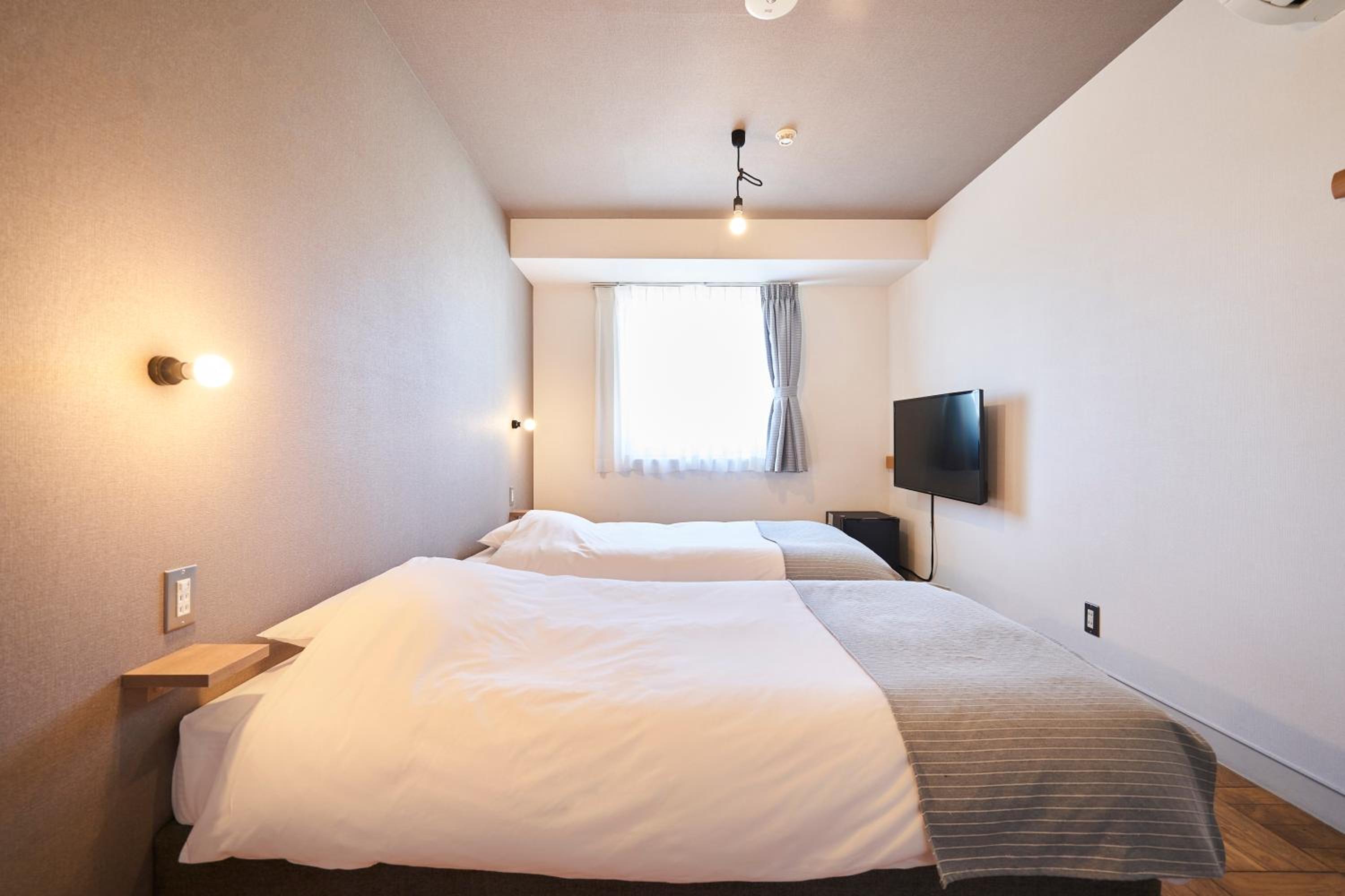 Twin Room with Shared Bathroom - Non-Smoking photo 3
