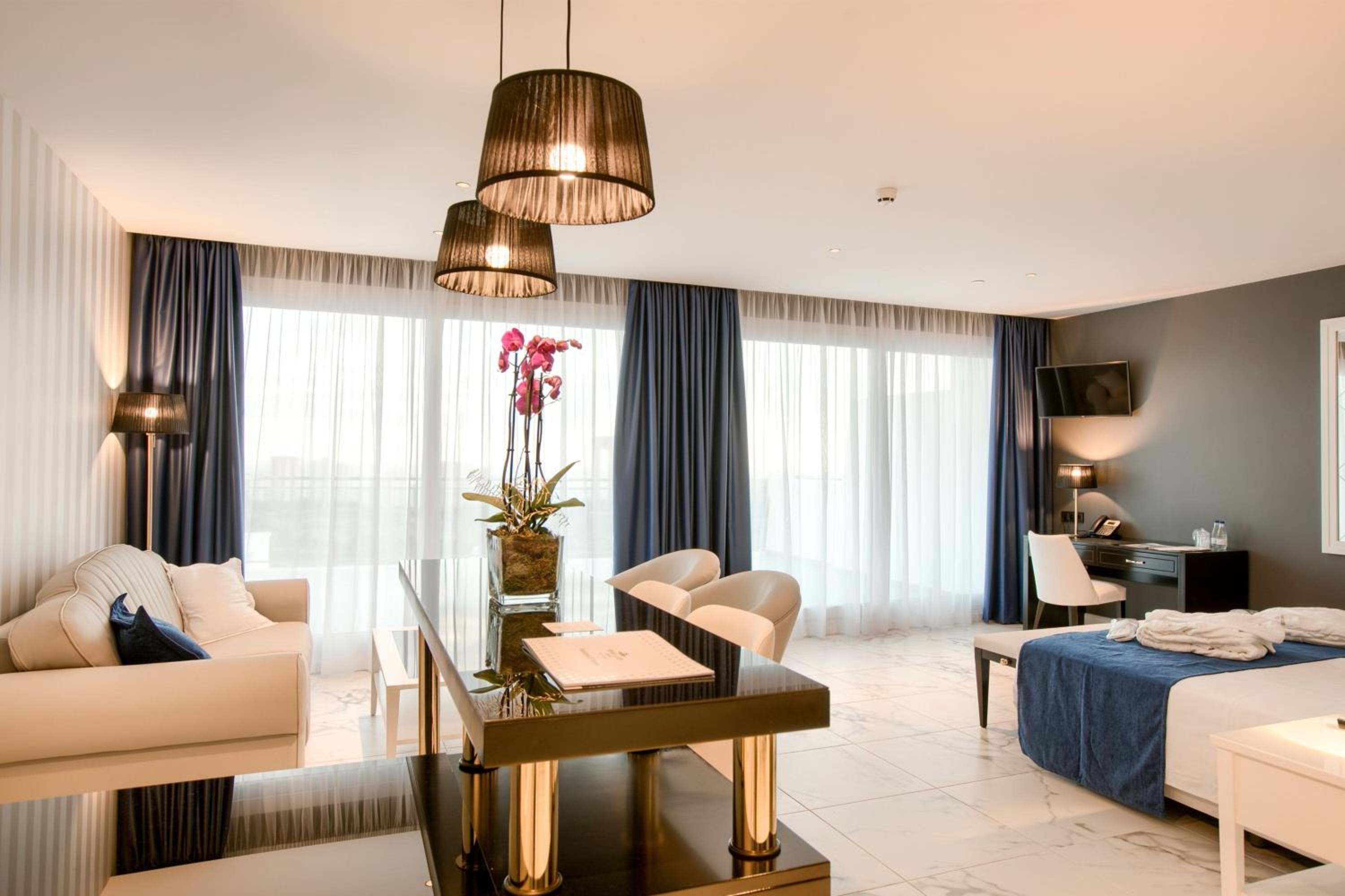 Classic Twin Room with Sofa Bed, Balcony and Sea View