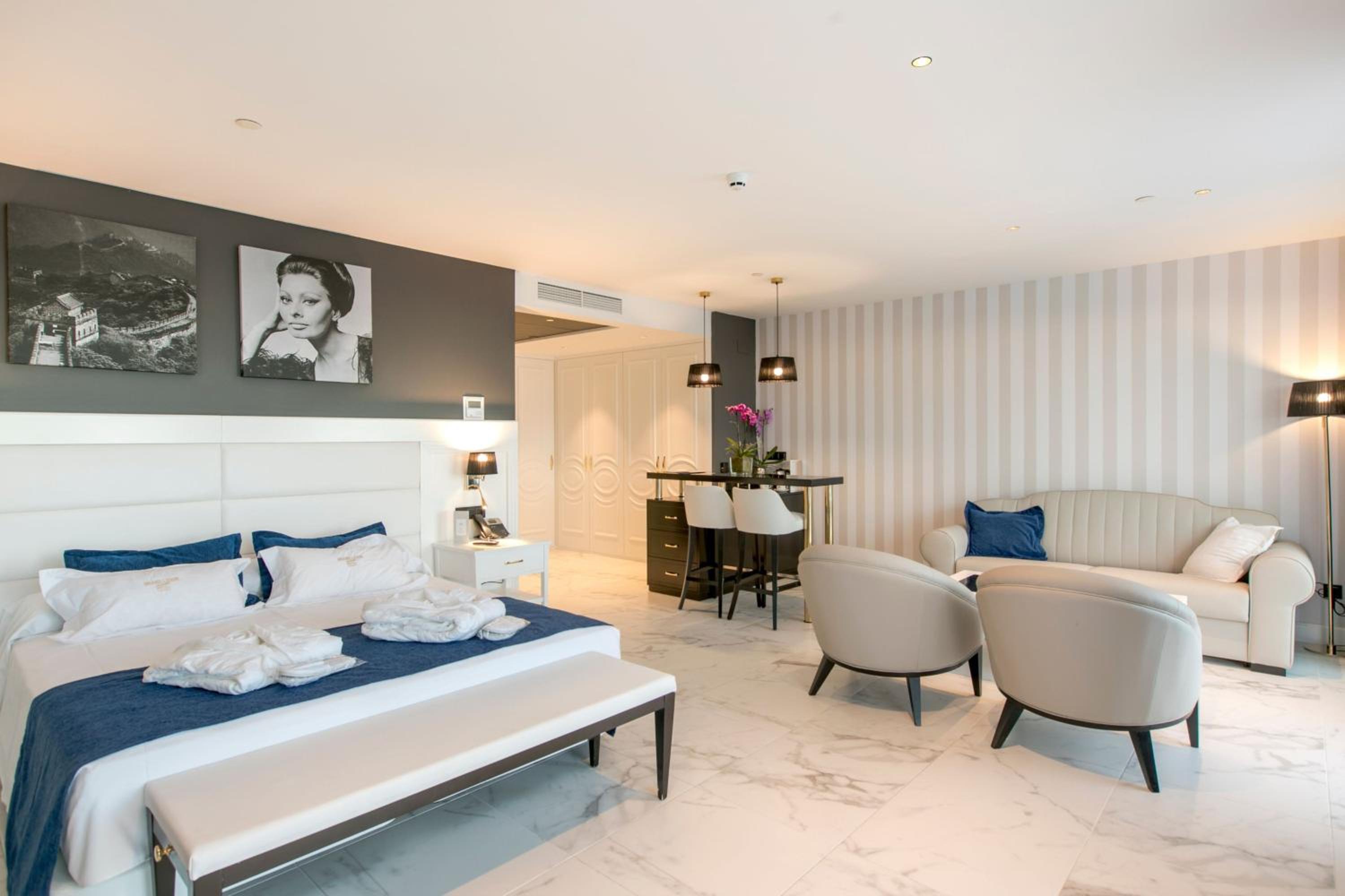 Habitación Doble Clásica con Sofá Cama, Balcón y Vista al Mar