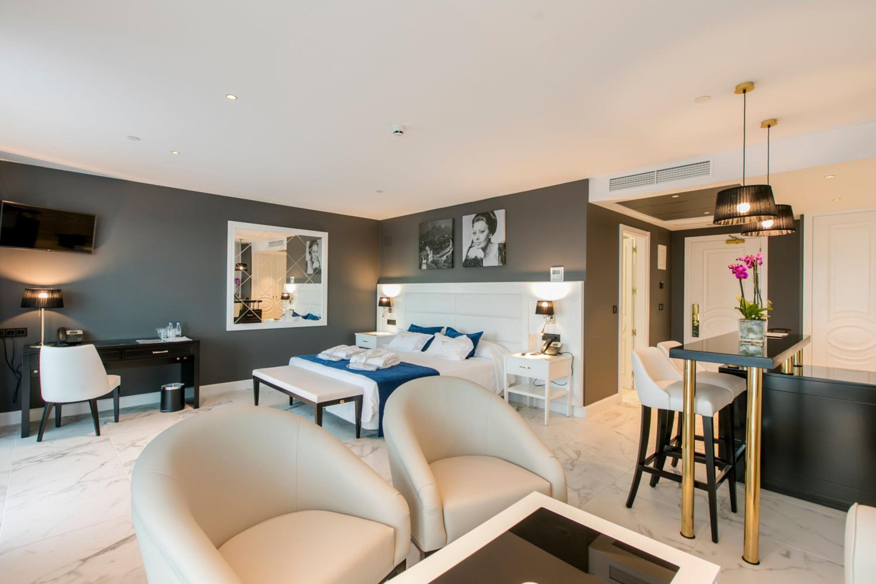 Superior King Room with Sofa Bed and Mountain View