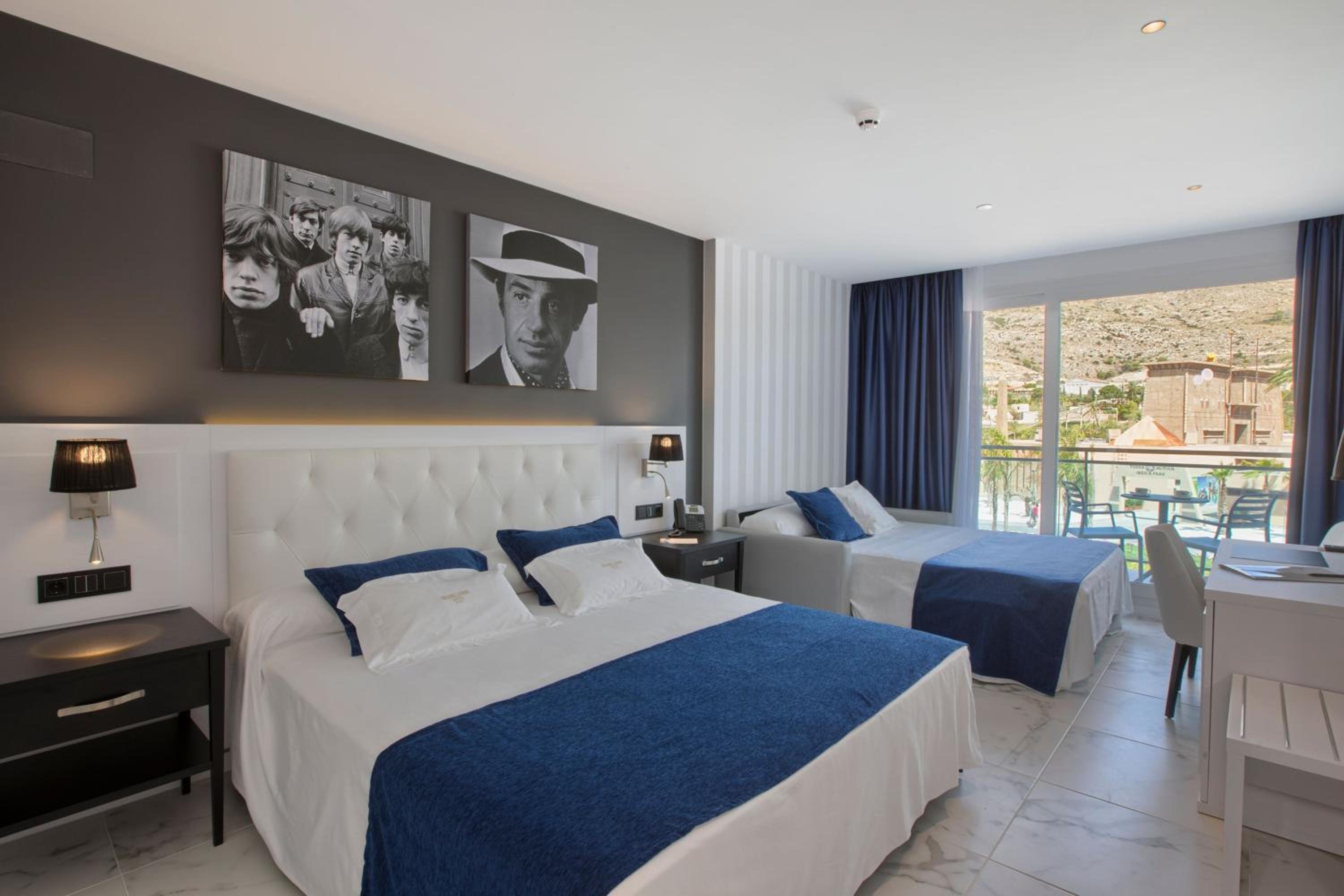 Habitación Doble con Sofá Cama, Balcón y Vistas a la Montaña