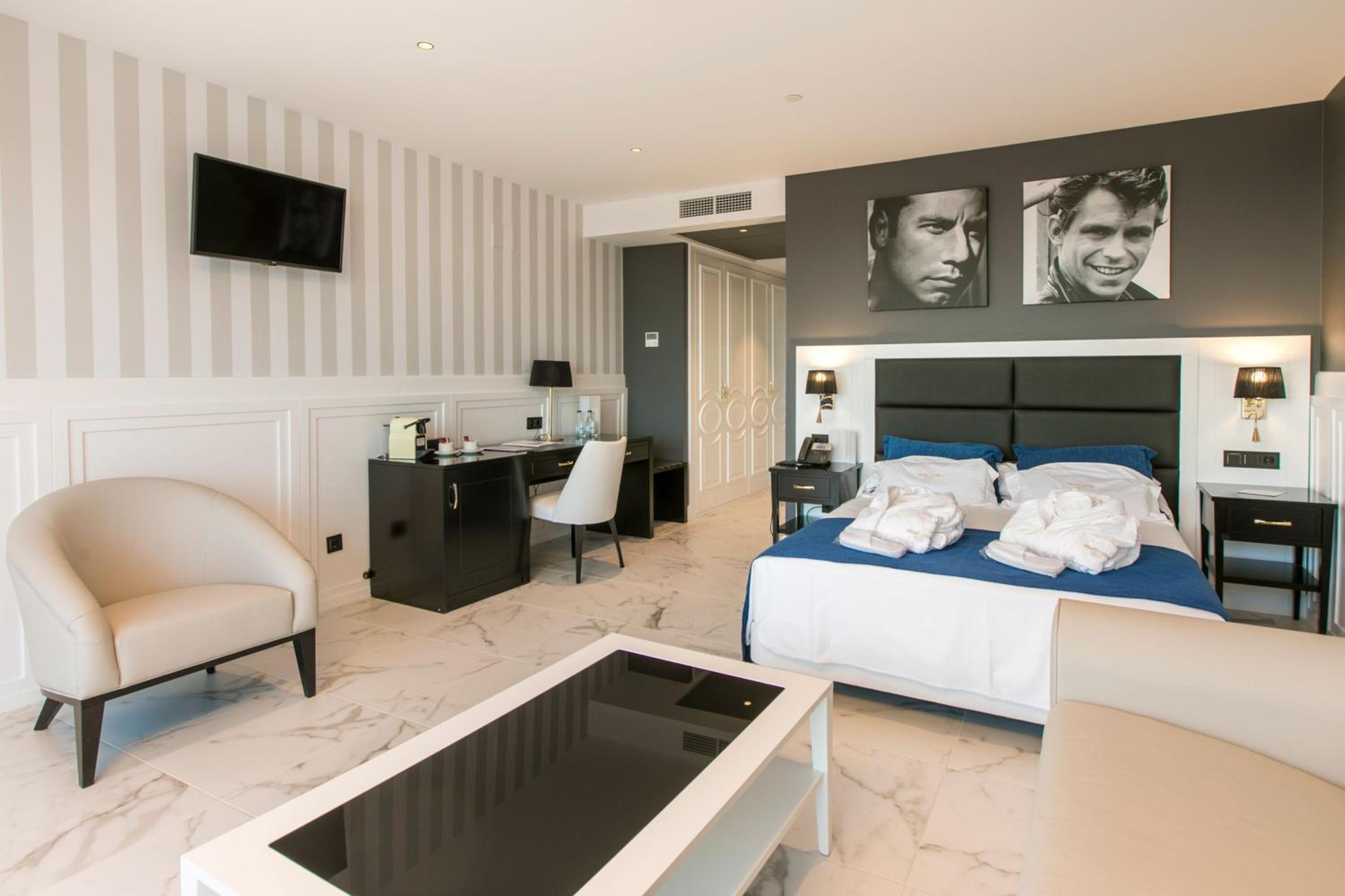 Premium Queen Room with Sofa Bed, Balcony and Sea View