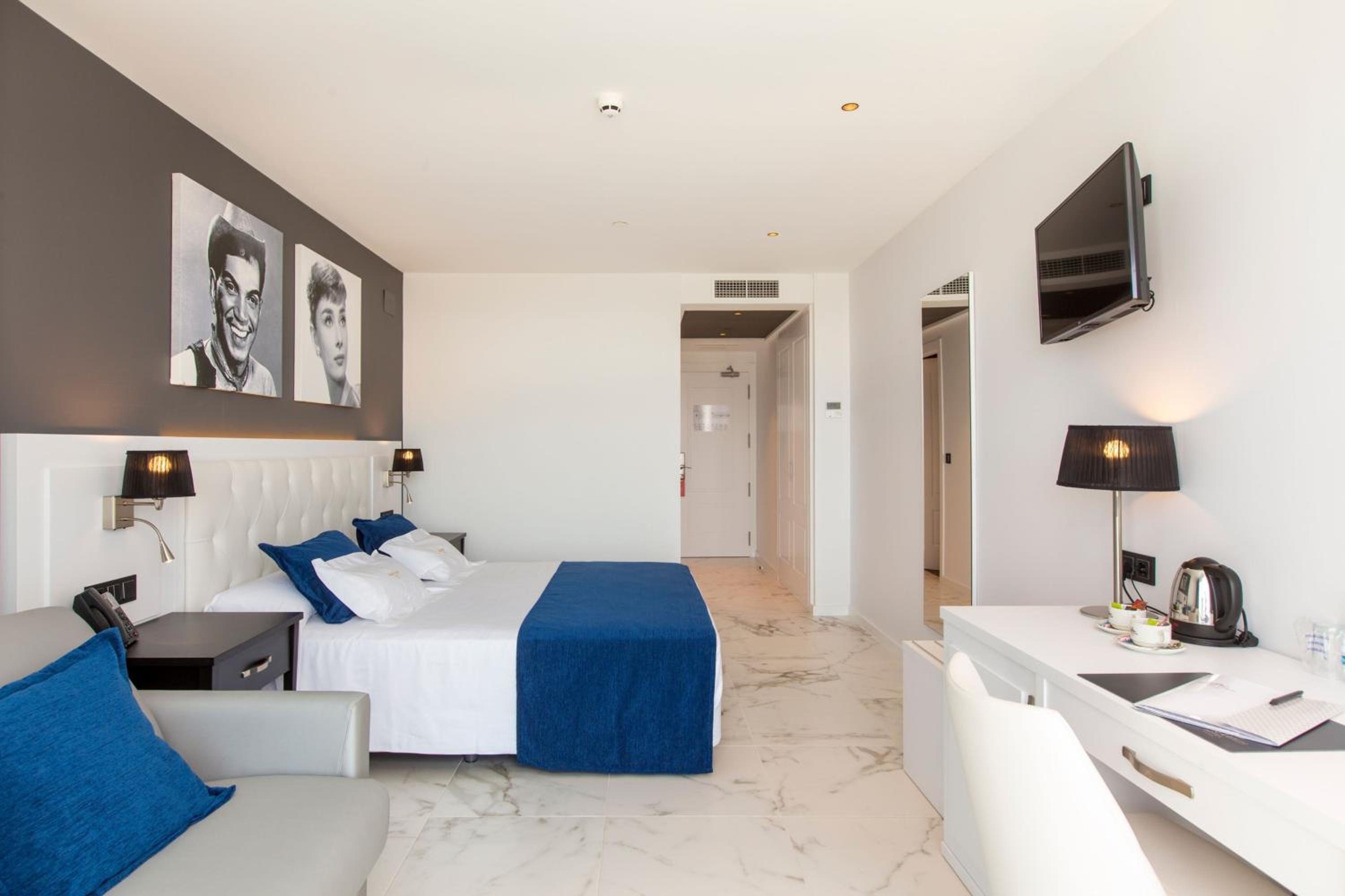 Classic Twin Room with Sofa Bed, Balcony and Sea View