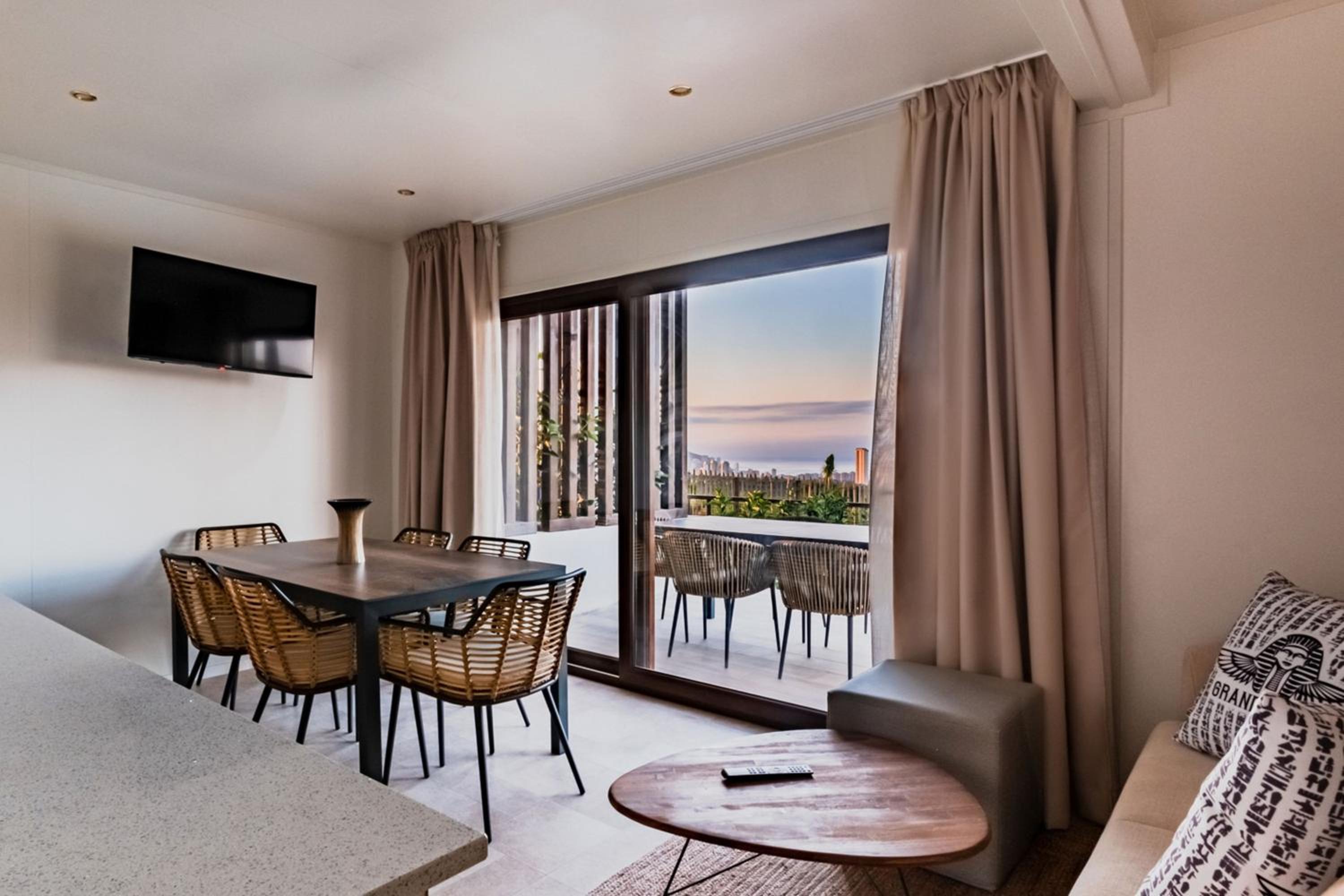 Three-Bedroom Comfort Villa with Balcony and Sea View photo 3