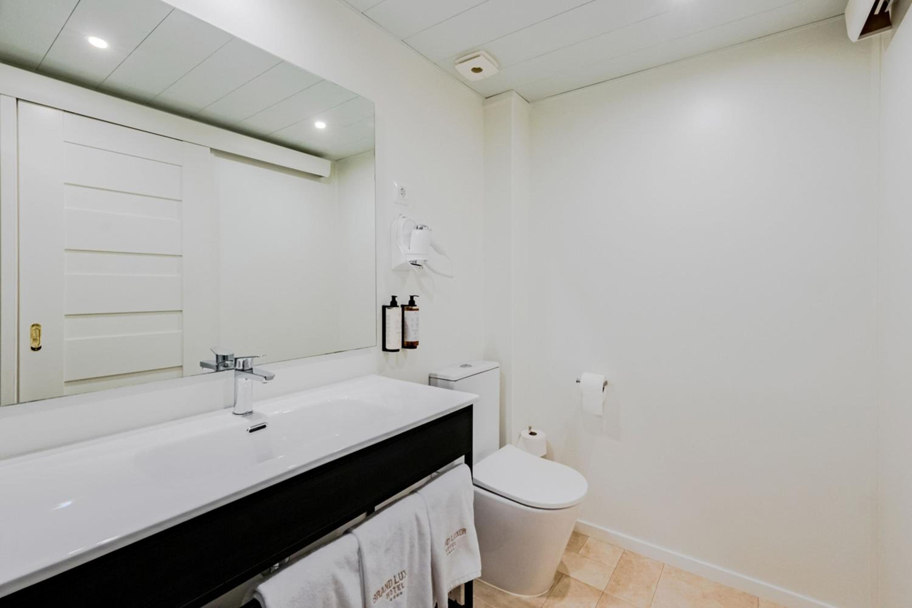 Three-Bedroom Comfort Pool Villa with Balcony and Resort View photo 2