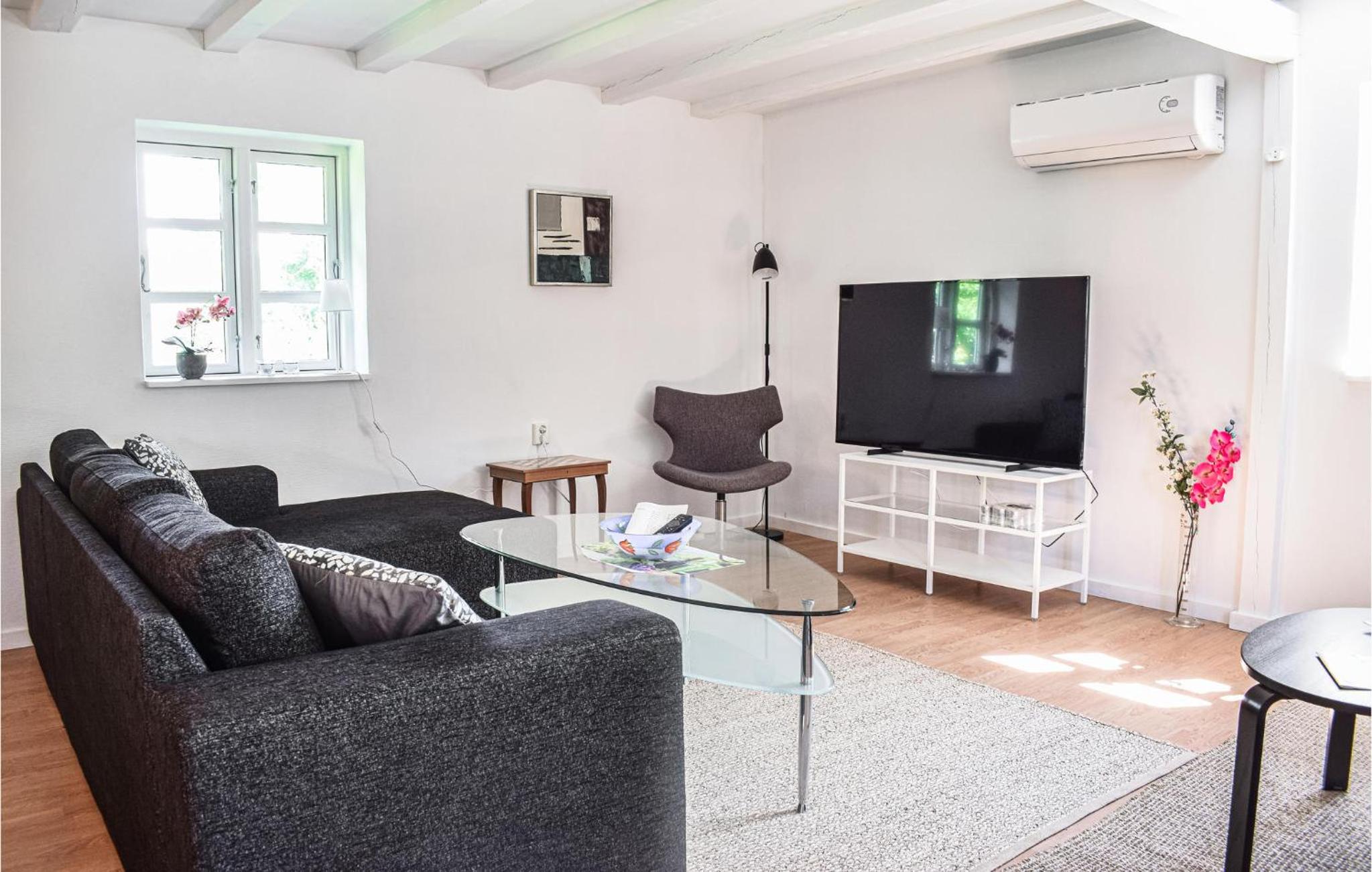Five-Bedroom Holiday Home photo 1