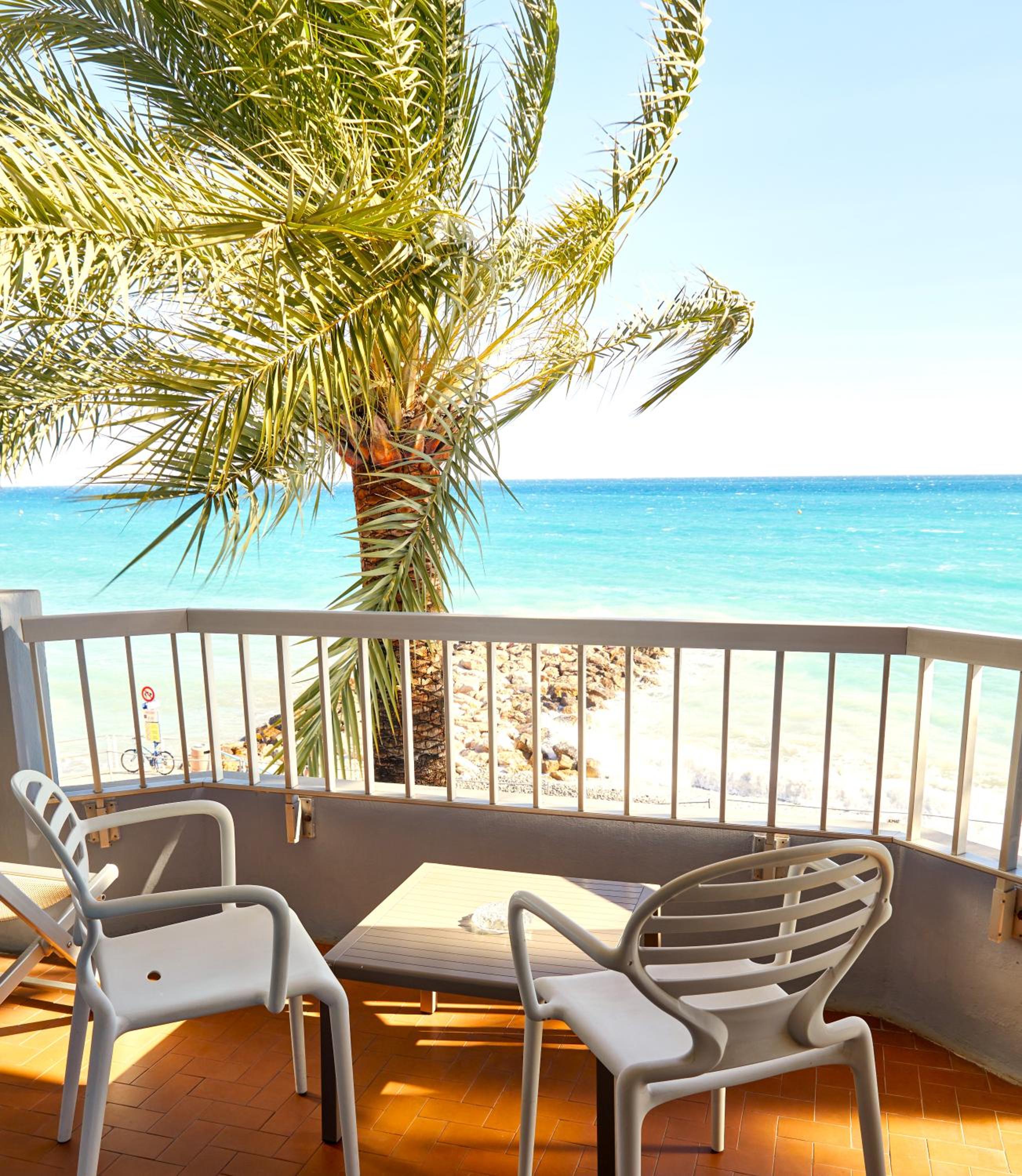 Double or Twin Room with Balcony and Sea View - Photo 7