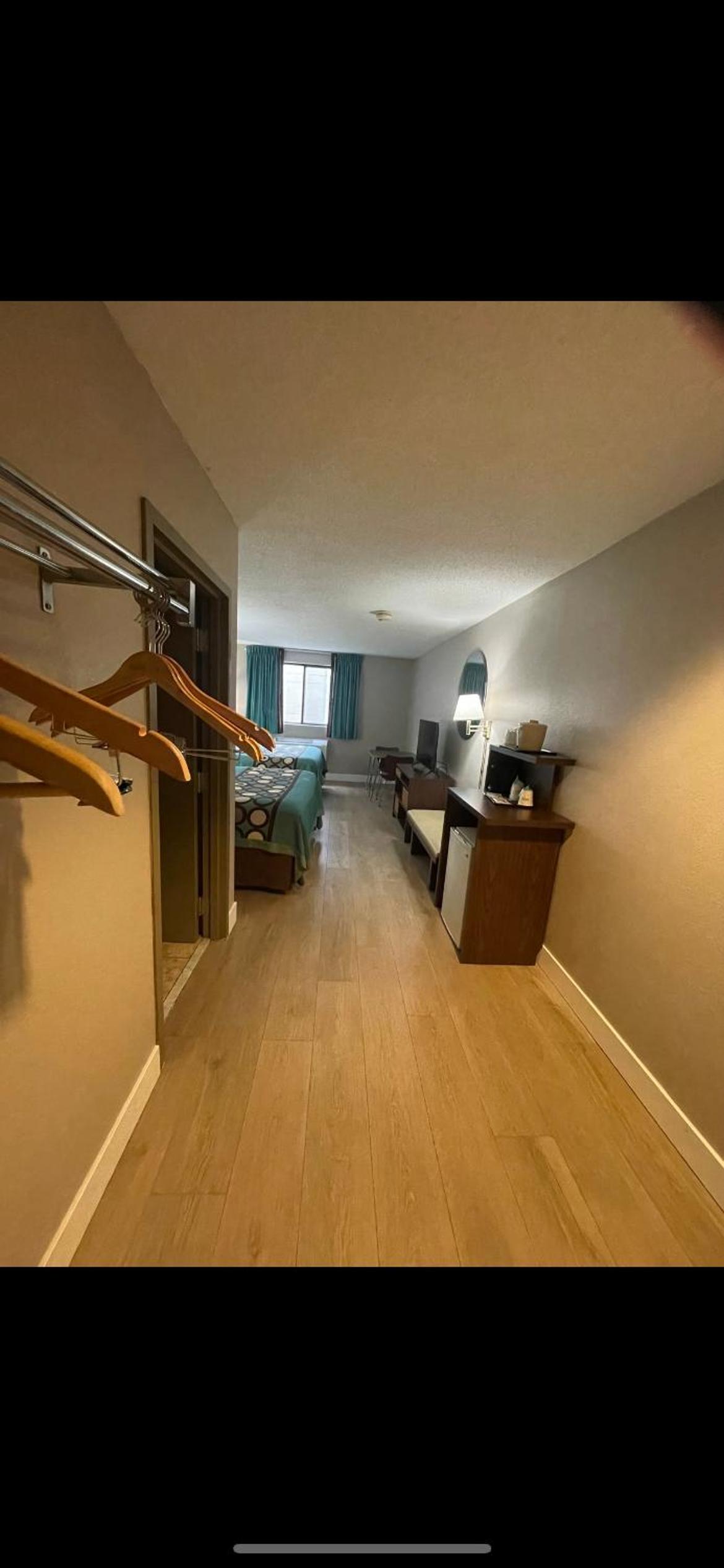 Queen Room with Two Queen Beds - Non-Smoking - Photo 6