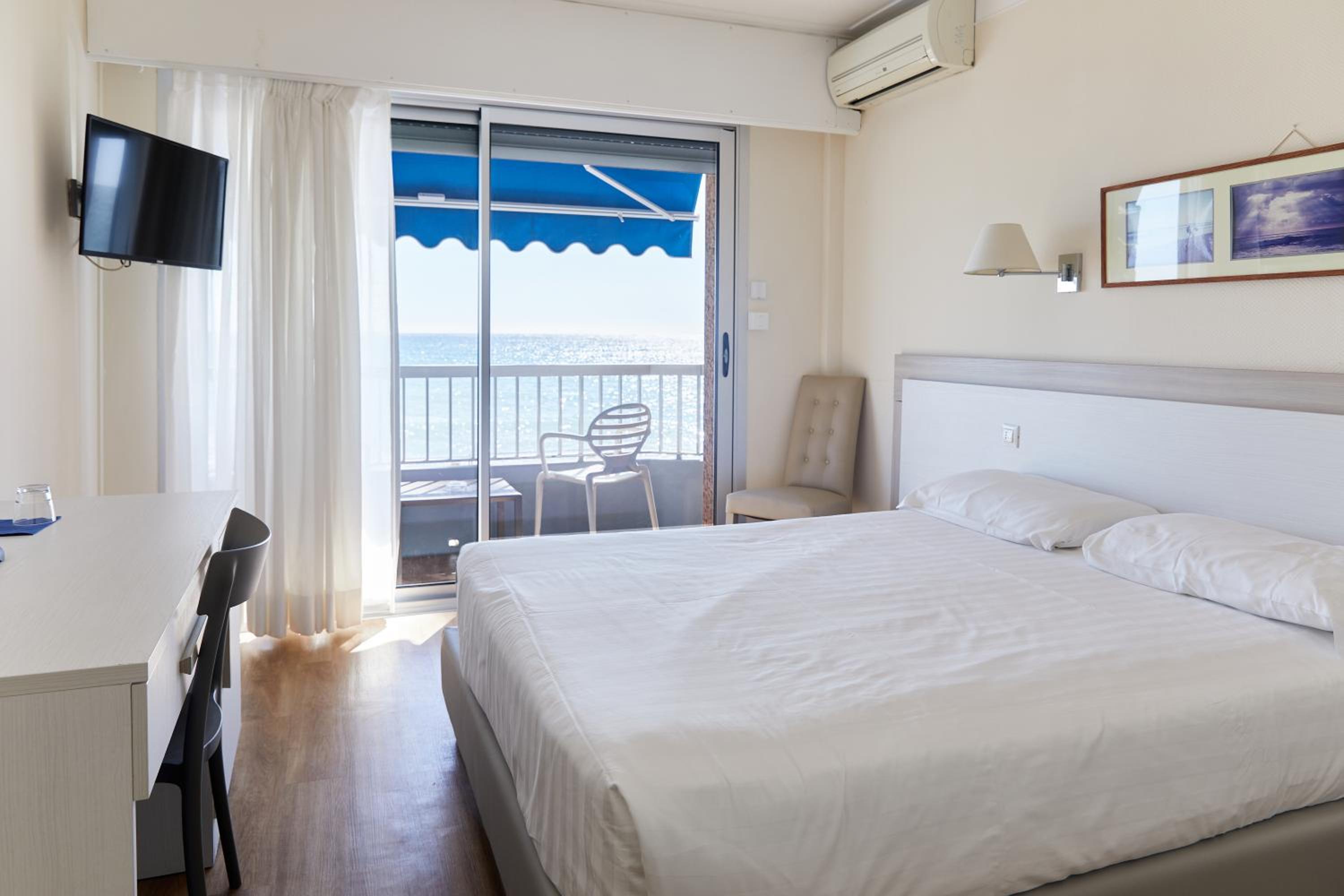 Double or Twin Room with Balcony and Sea View - Photo 8