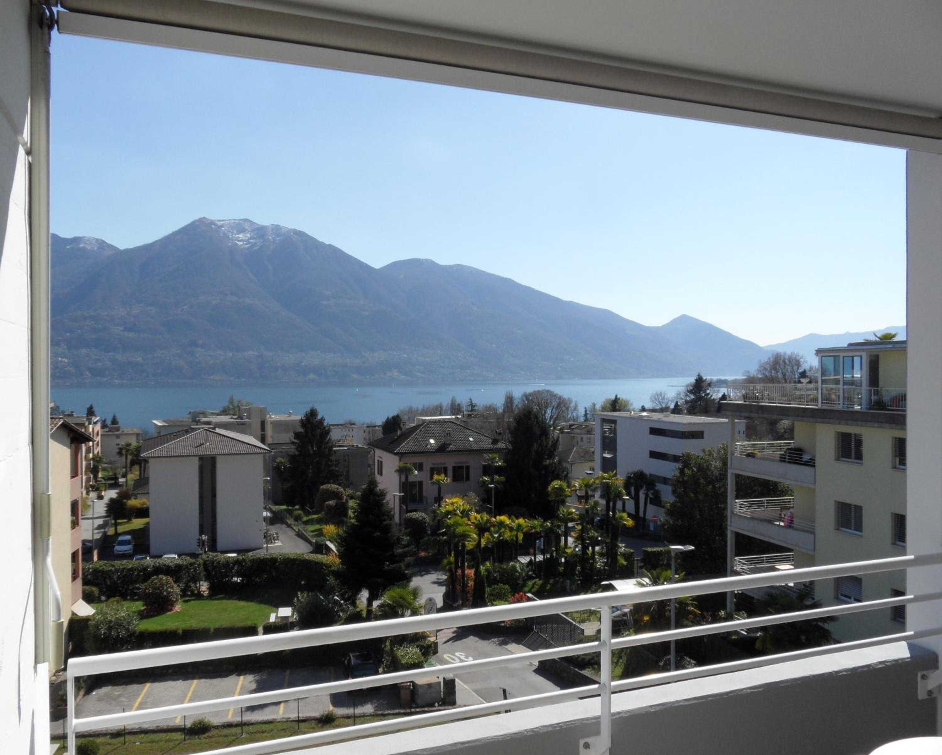 Double Room with Balcony and Partial Lake View  - Photo 2