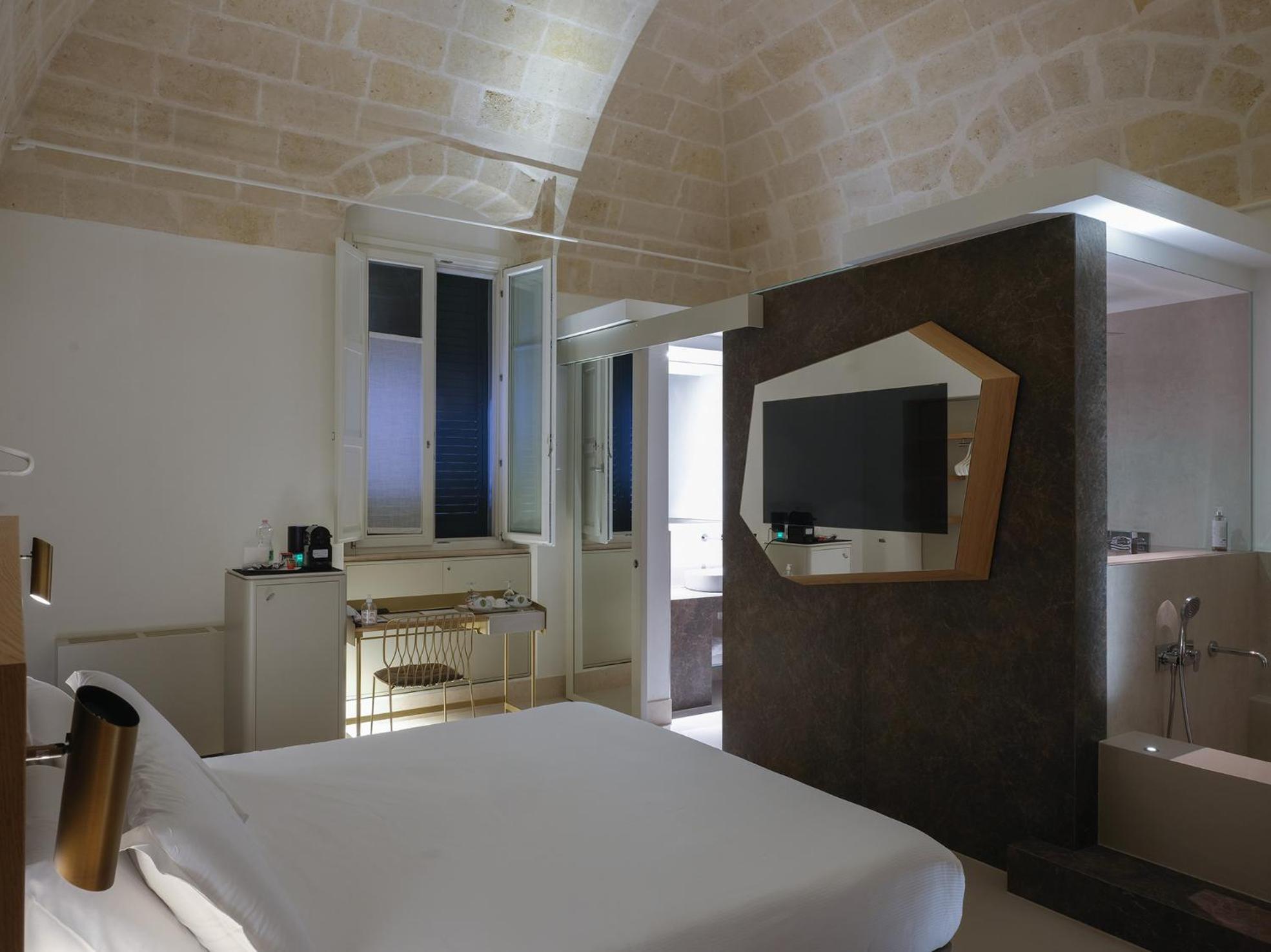 Suite with Tub - Photo 13