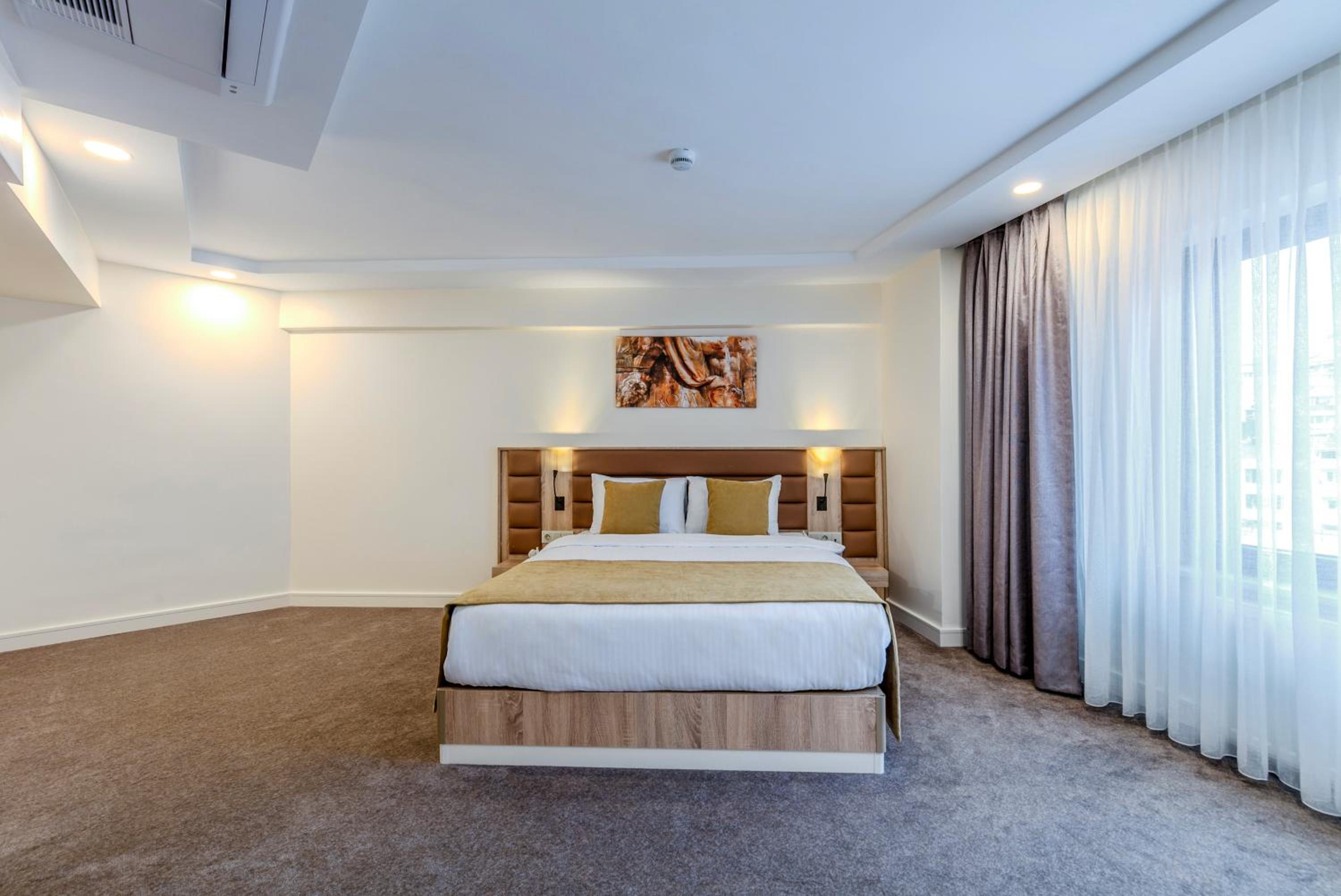 Queen Room photo 2