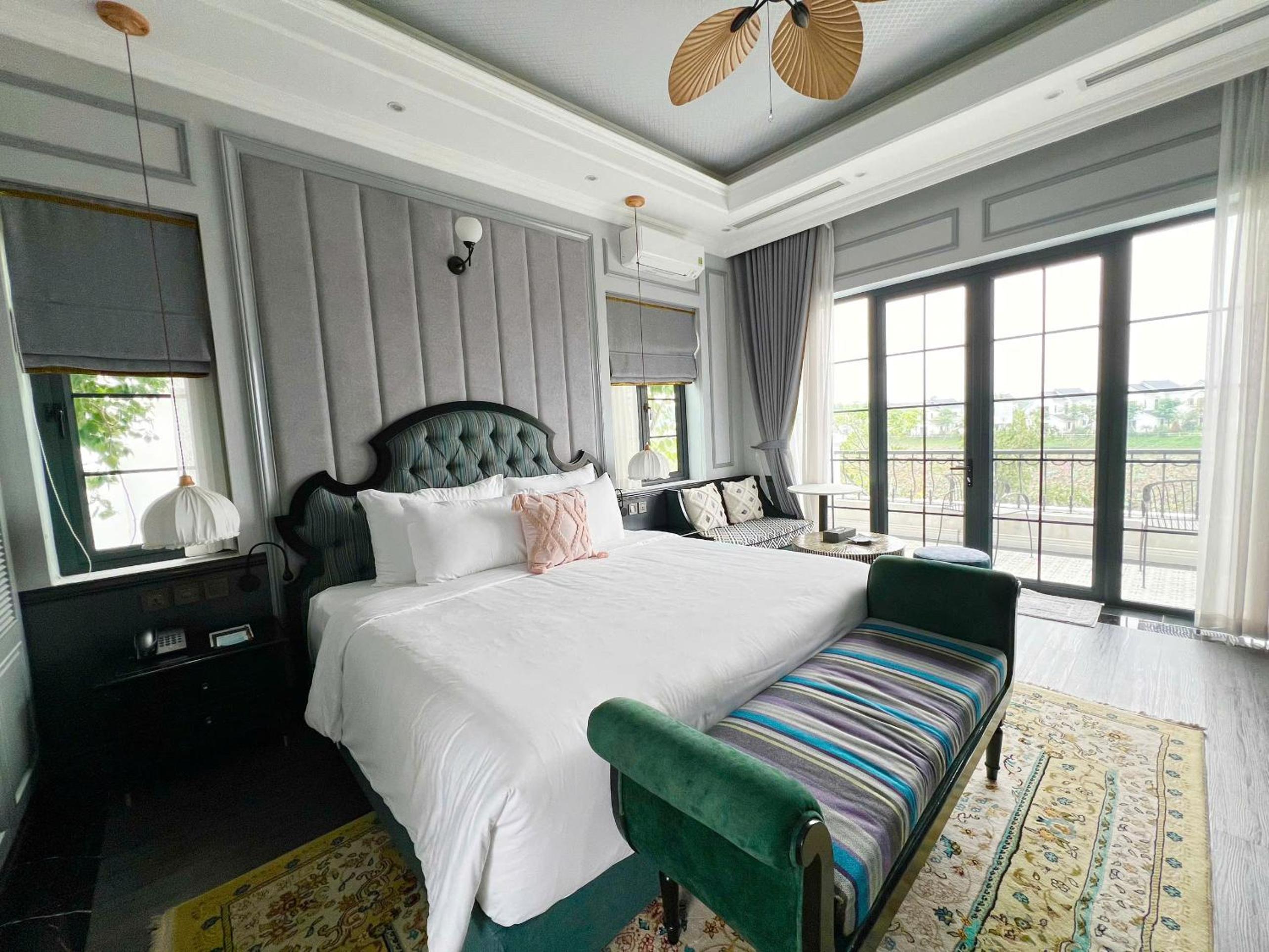 King Suite with Balcony photo 1