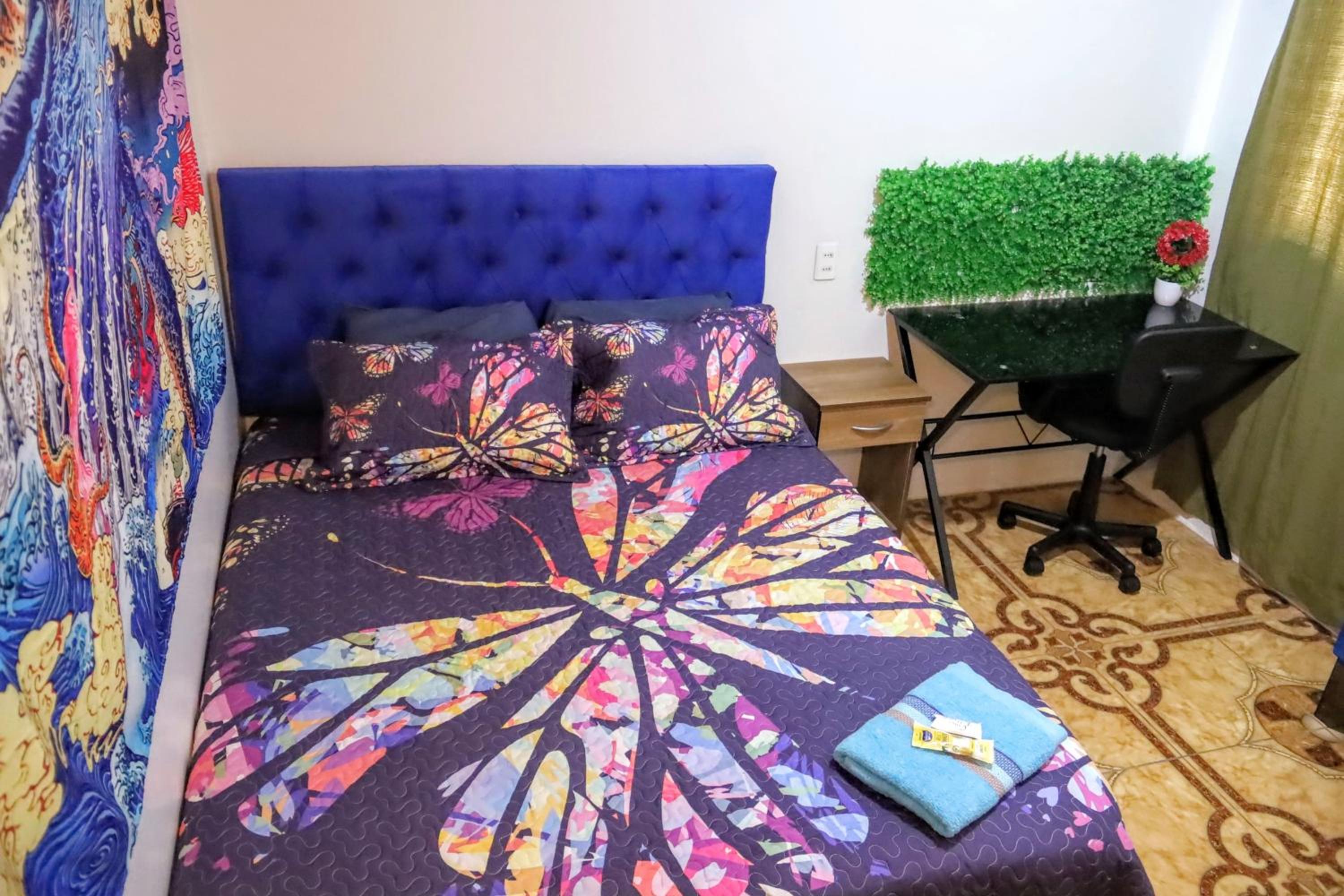 Queen Room photo 2