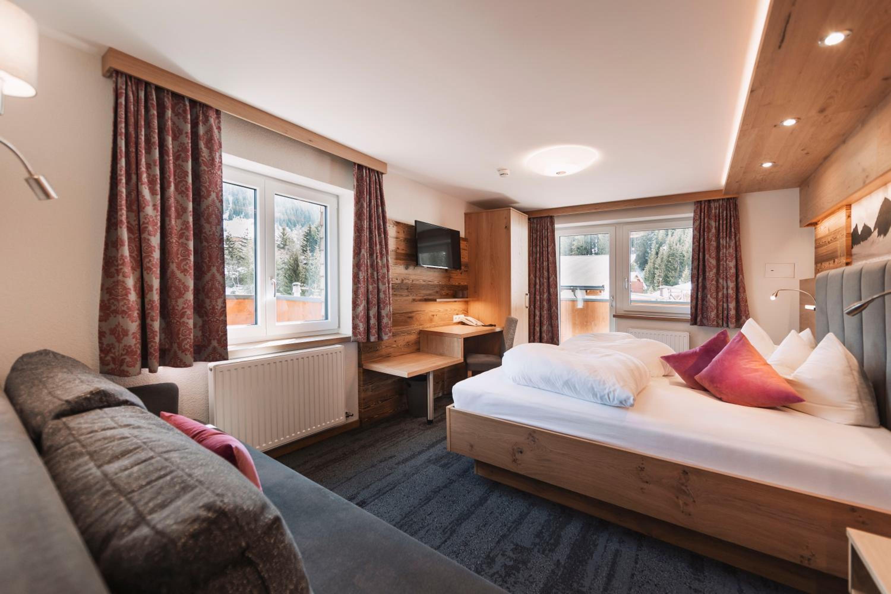 Deluxe Double Room (2 Adults + 1 Child) teilweise Balkon photo 2