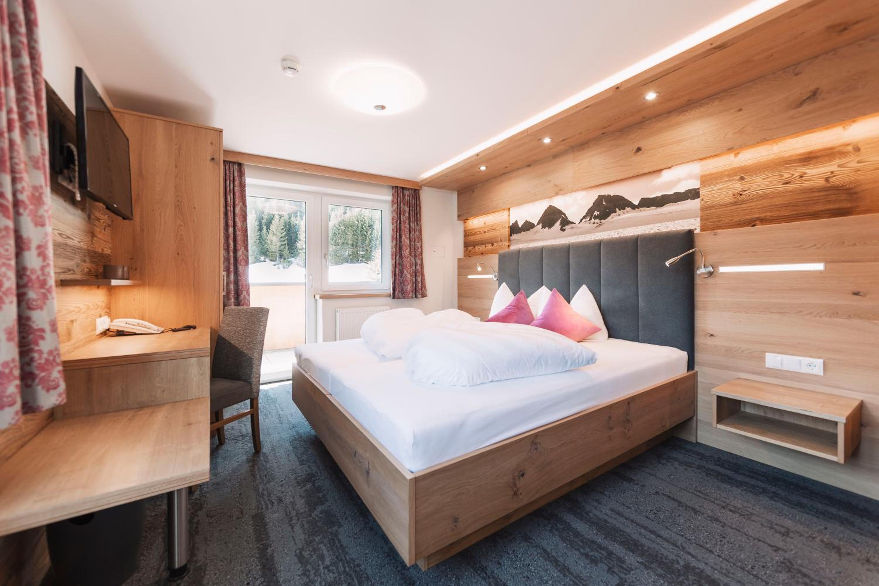 Deluxe Double Room (2 Adults + 1 Child) teilweise Balkon photo 3