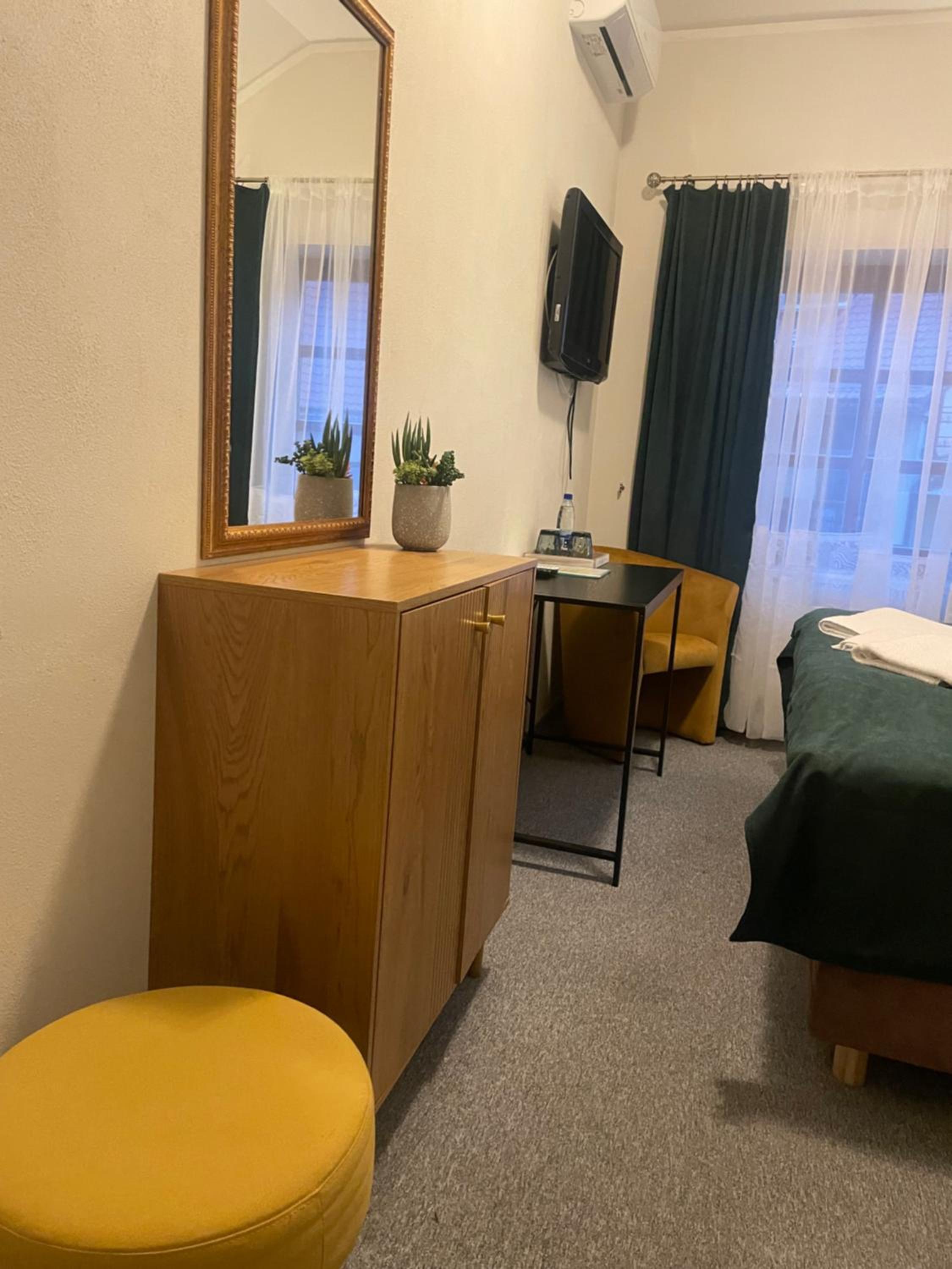 Standard Double Room - Photo 8