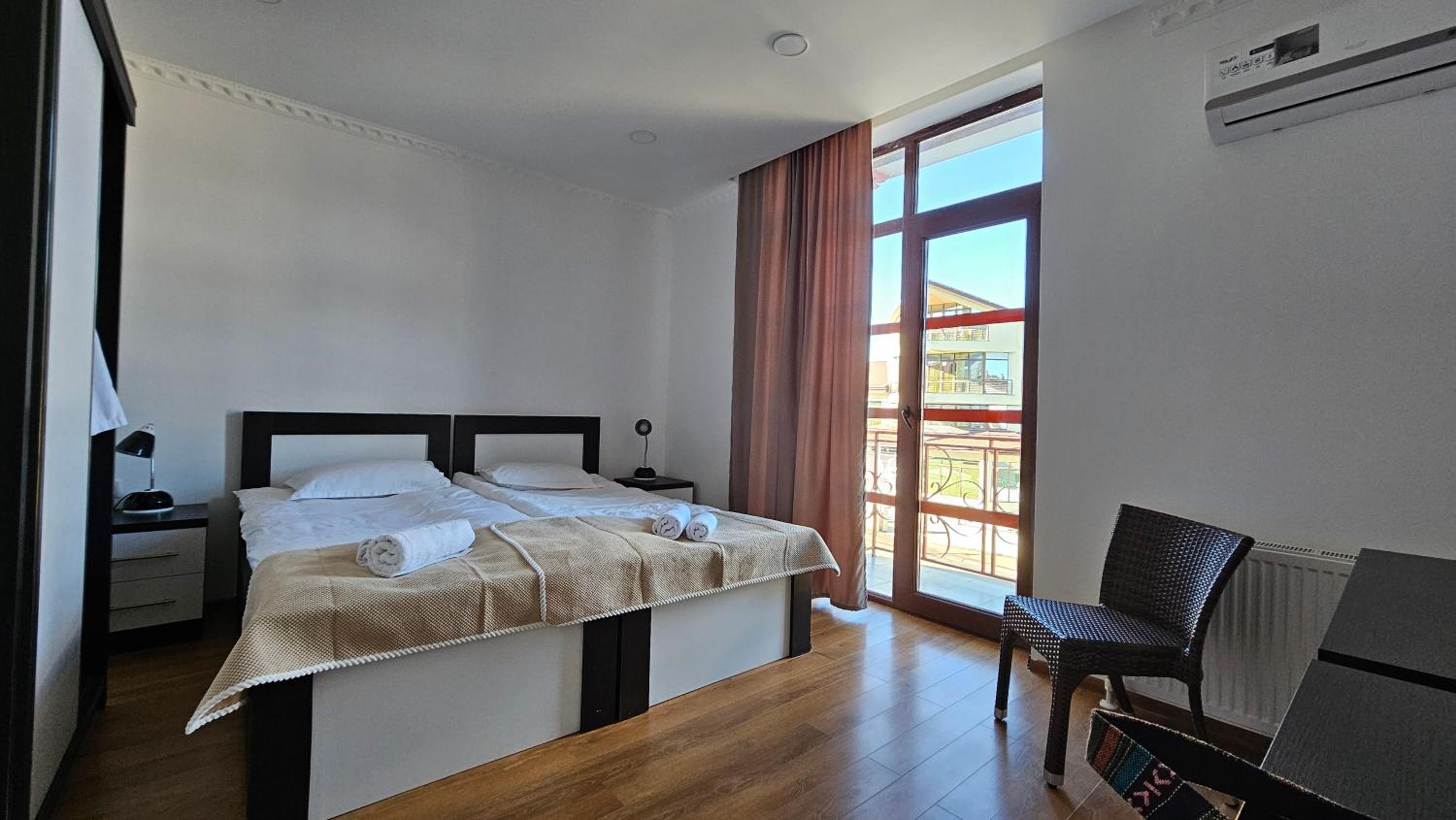 Standard Twin Room with Mountain View