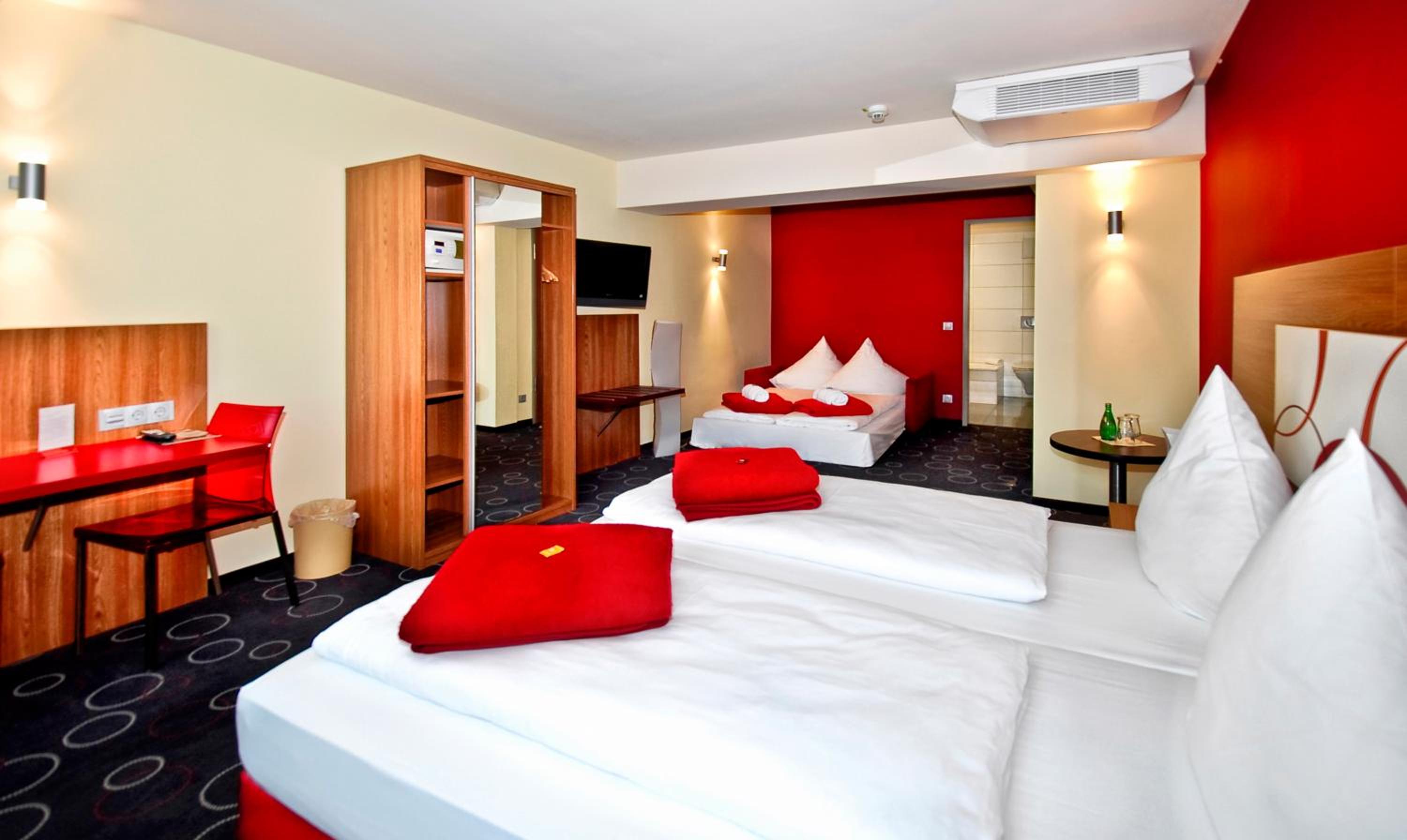 Double Room with Sofa Bed - Photo 5