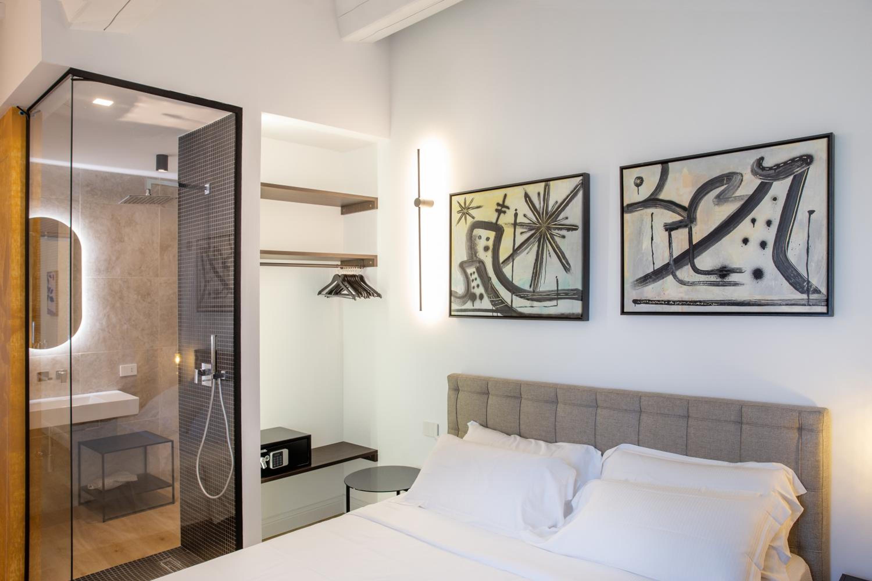 Deluxe King Suite photo 1